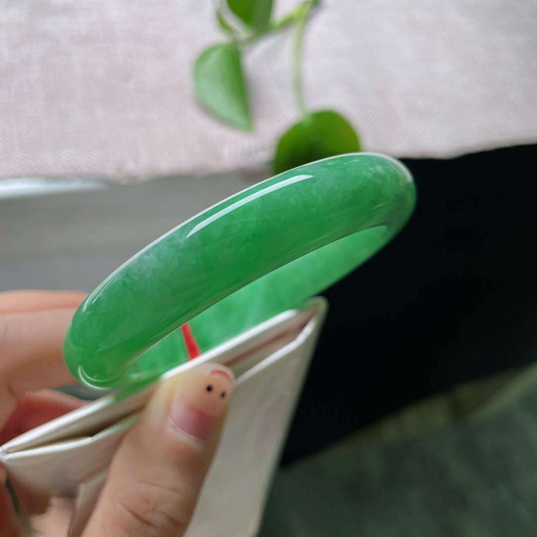 54.5/12.2/8.7，满绿正圈，一点皮纹，上手显贵大气，衬得肤色白皙红润，优雅端庄。ss56327a