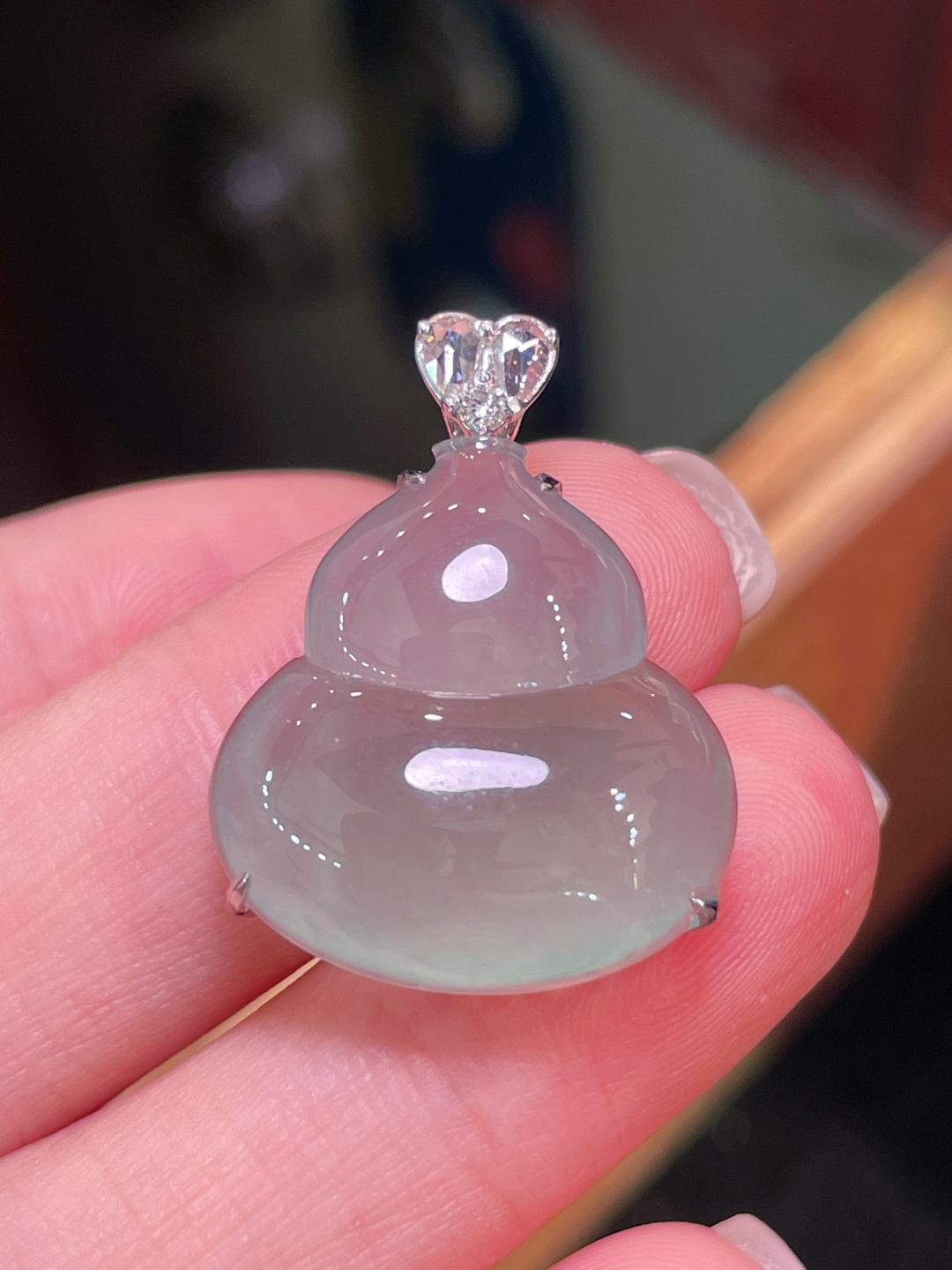 ️翡翠A货 葫芦吊坠，阳绿满色，料子冰润细腻，种老起光，18k金镶真钻，上身佩戴效果很好，尺寸如