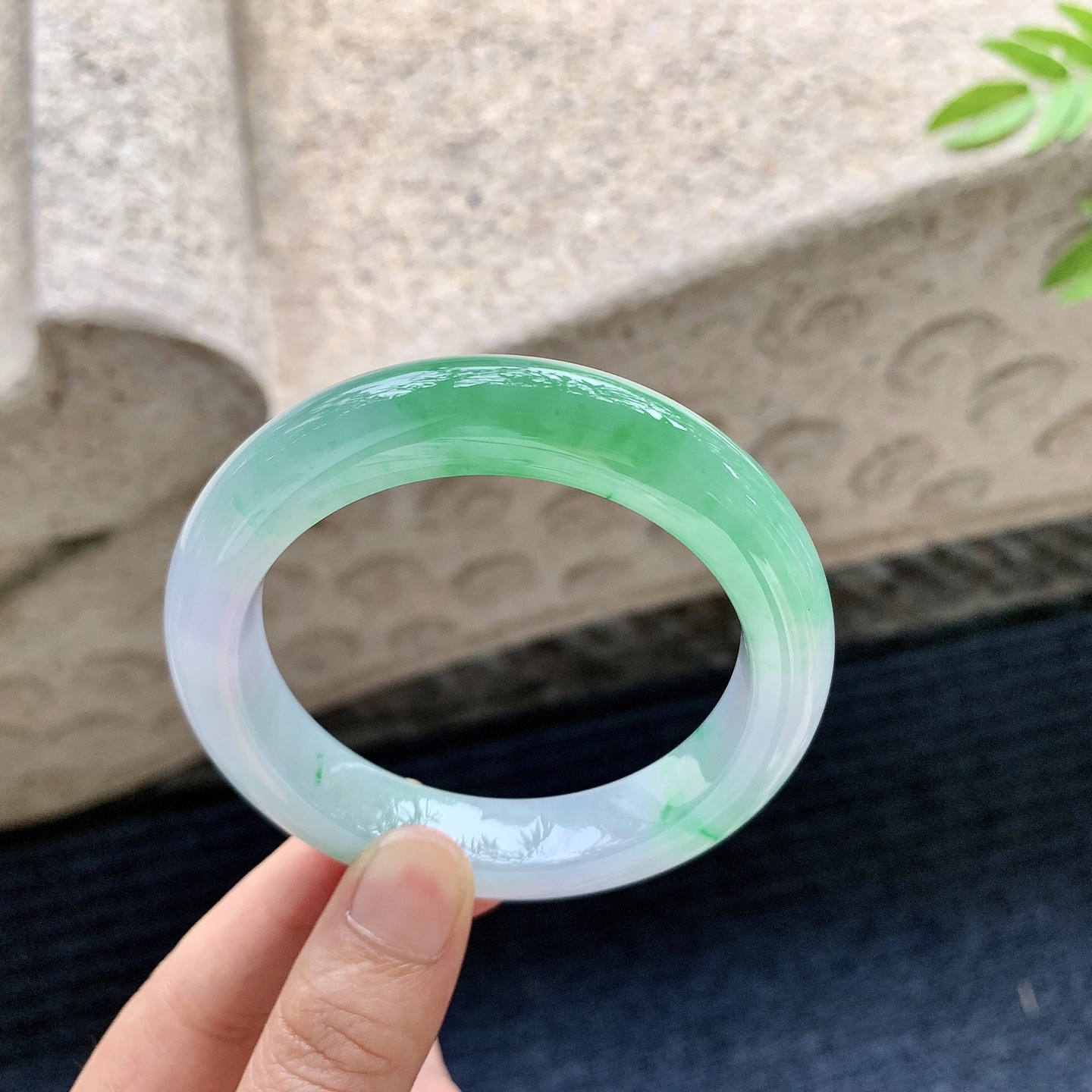正圈54 55，圈口55.8/12/9.9，编码XY080125，描述冰糯春彩，飘绿，水润，种老，细腻，无裂。