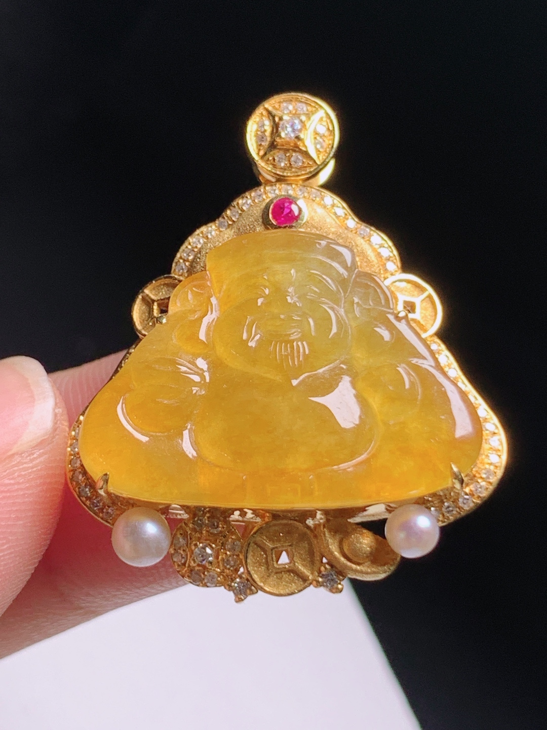 黄翡财神爷吊坠，暖透雕工喜庆，金饰珍珠点缀招财纳福，裸石17.2-23.2-2.931.9-25.9