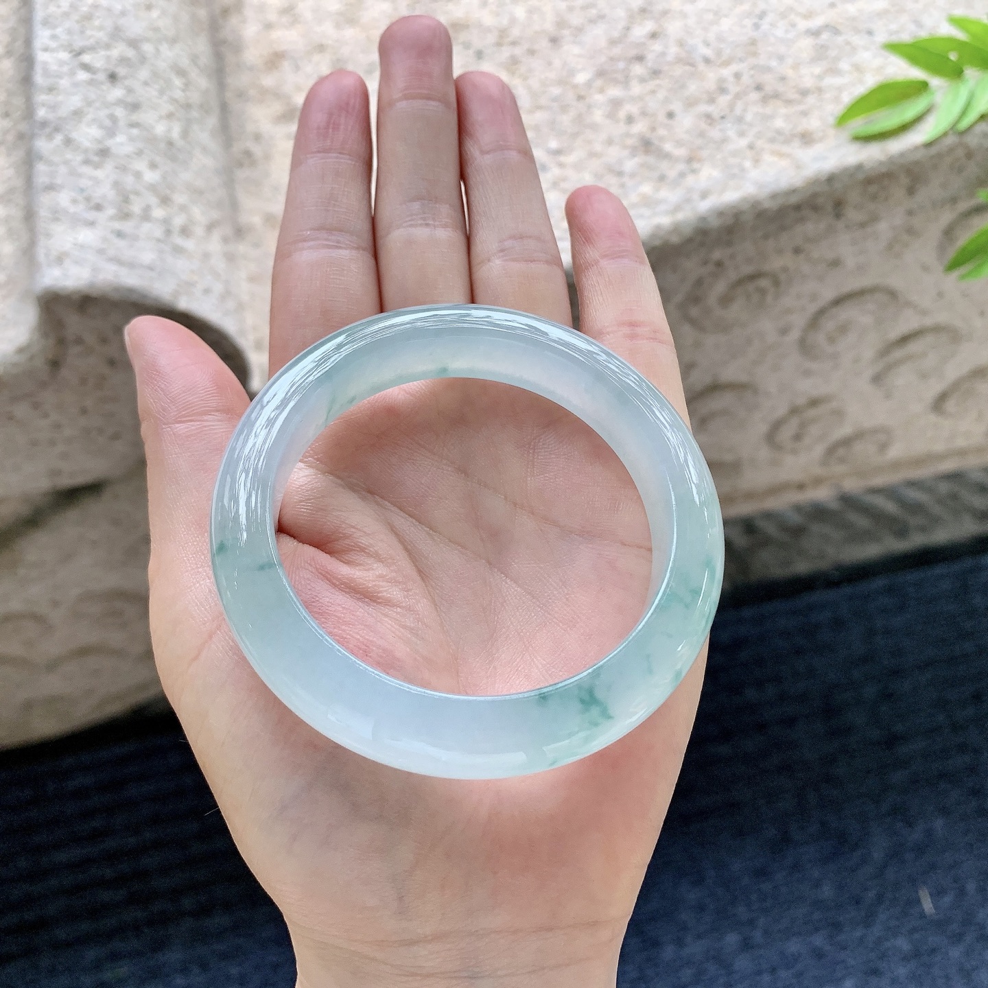 正圈54 55，圈口55.4/12.3/9.2，编码T6080138，冰糯飘花，清透，水润，种老，细腻，无裂。