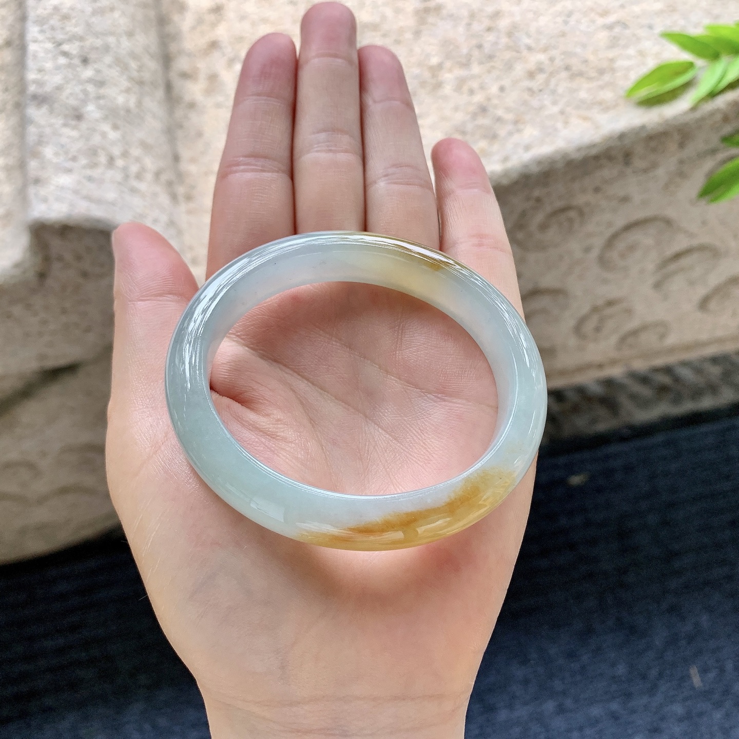 糯冰飘黄翡，水润，种老，细腻，有纹线
