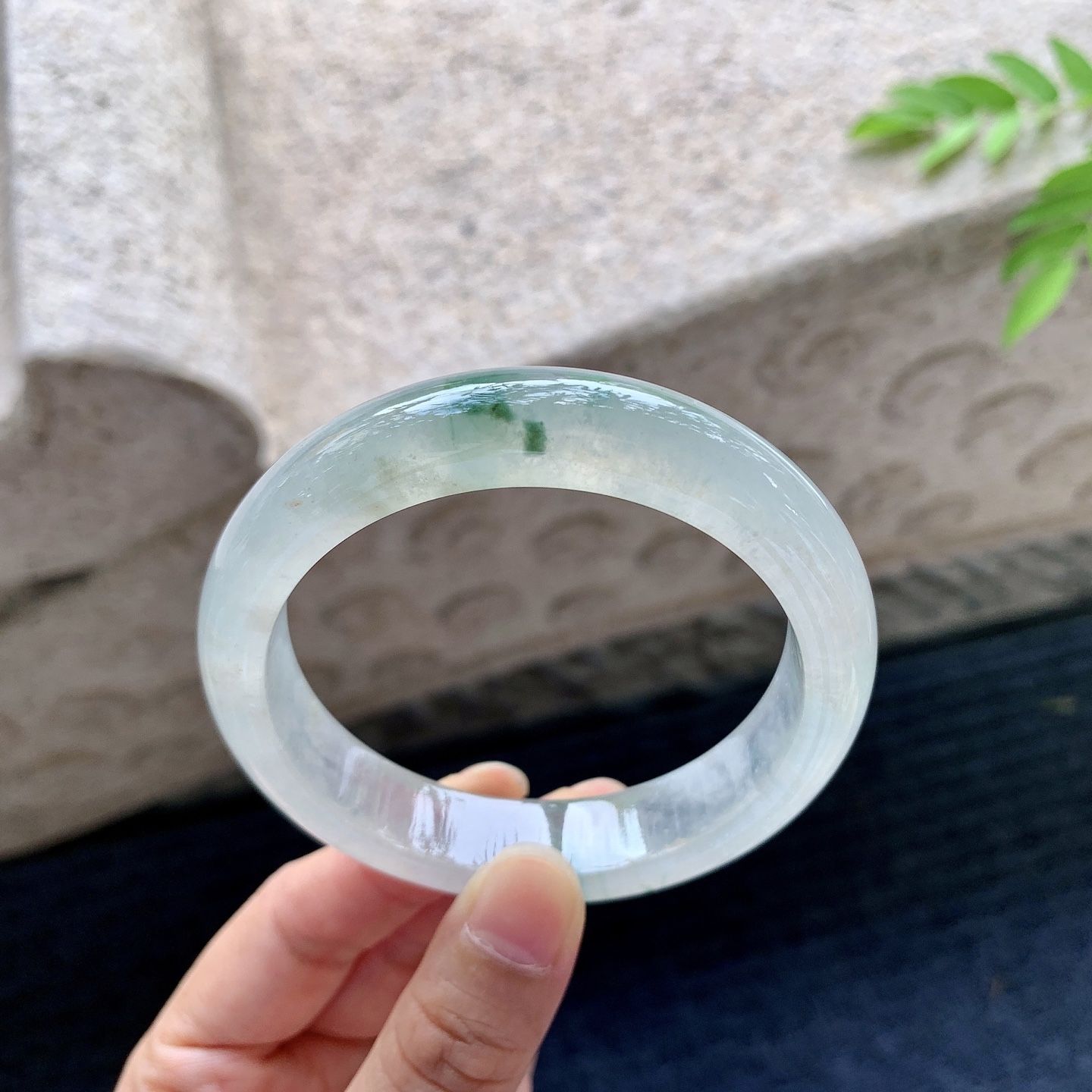 正圈56 57，圈口57/13/8.2，编码BA073082，描述冰糯飘绿，清透，水润，种老，细腻，打灯有棉线