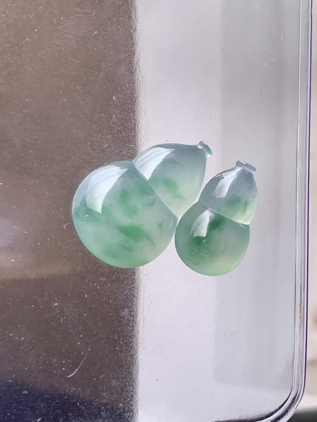 冰绿葫芦一对，色泽浓艳，尺寸20*13.5*5/15.2*9.3*4.8