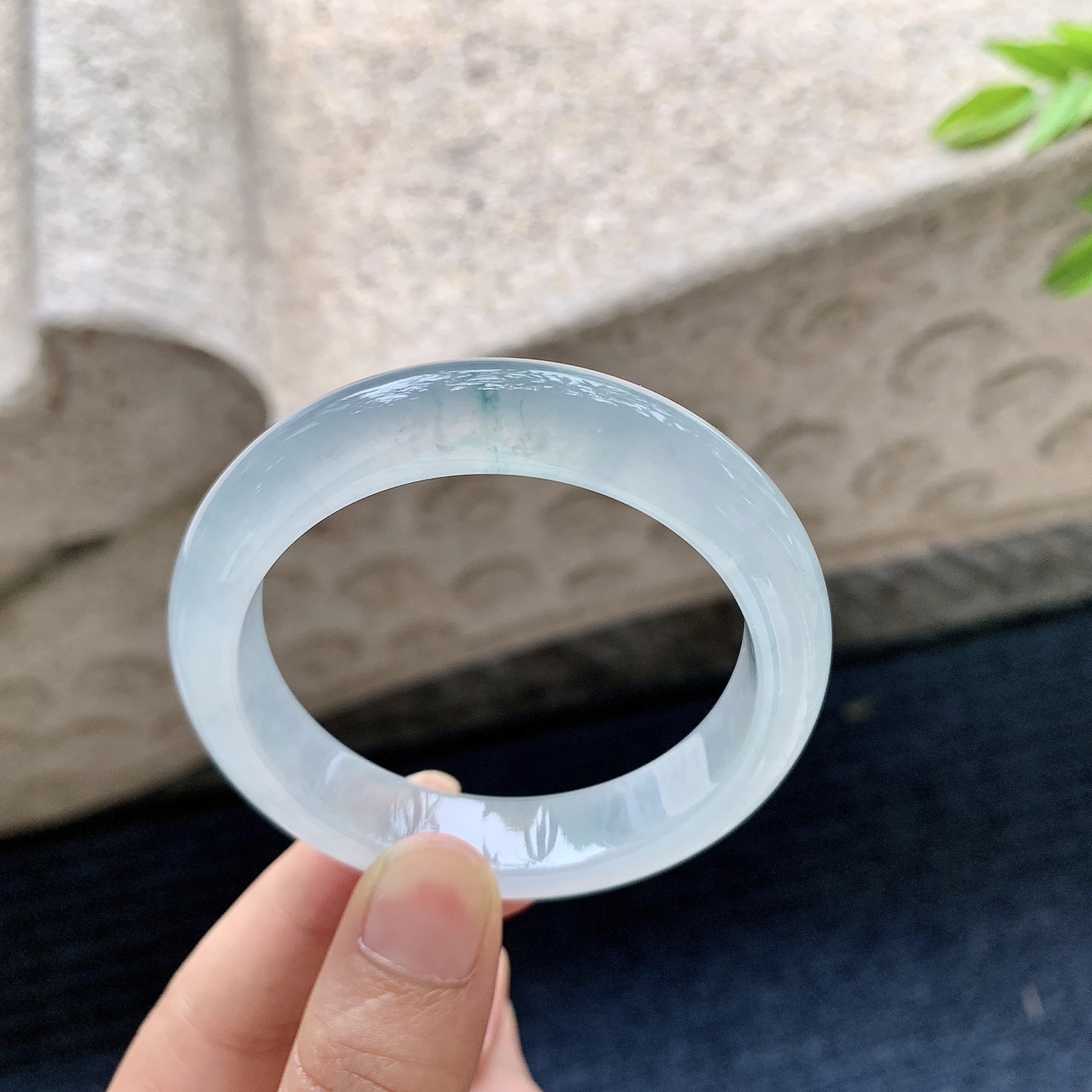 正圈49 50，圈口50.2/11.8/8，编码DZ080111，描述冰糯飘花，清透，水润，种老，细腻，有纹线