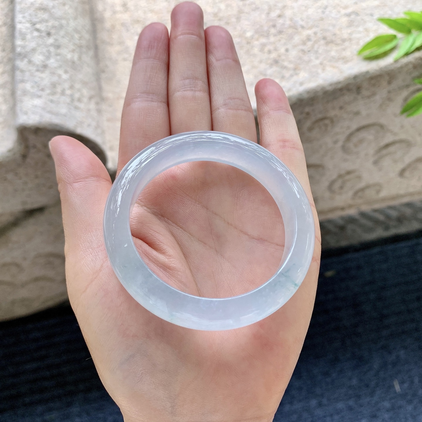 正圈49 50，圈口50.2/11.8/8，编码DZ080111，描述冰糯飘花，清透，水润，种老，细腻，有纹线