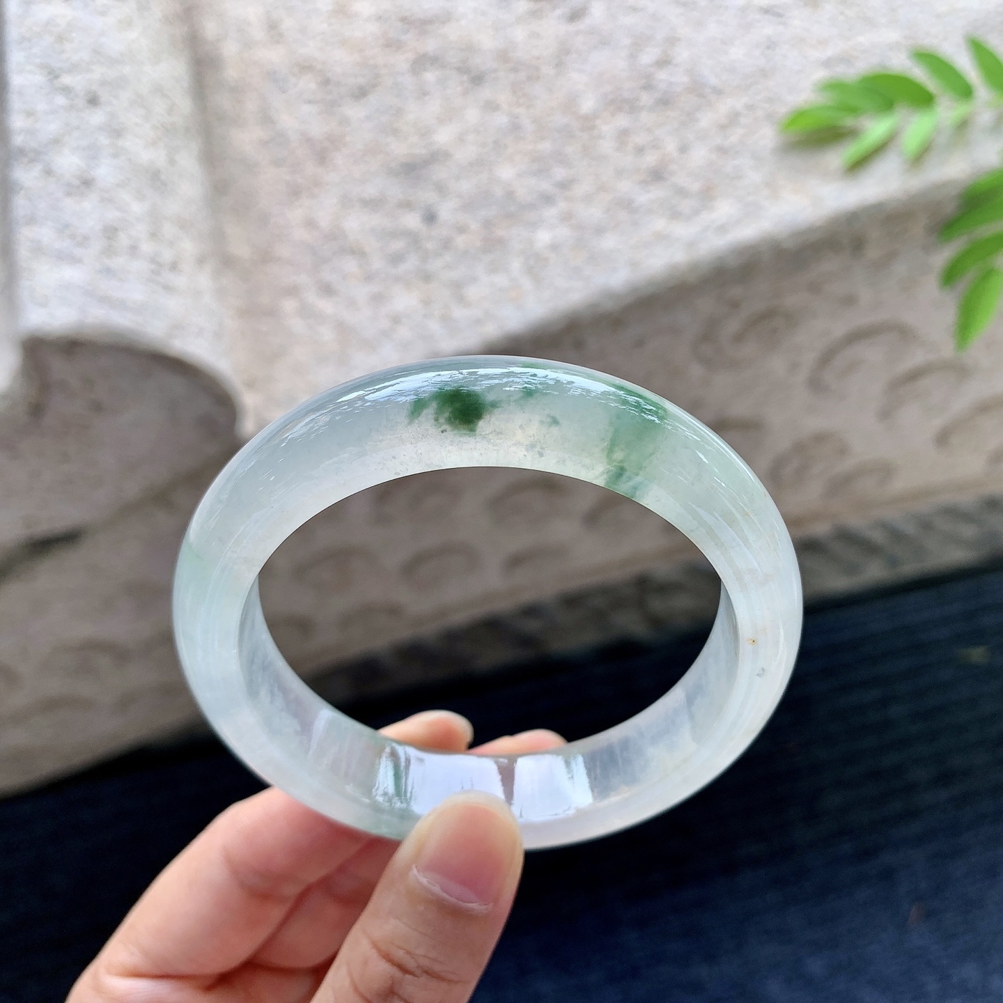 正圈56 57，圈口57/13/8.2，编码BA073082，描述冰糯飘绿，清透，水润，种老，细腻，打灯有棉线