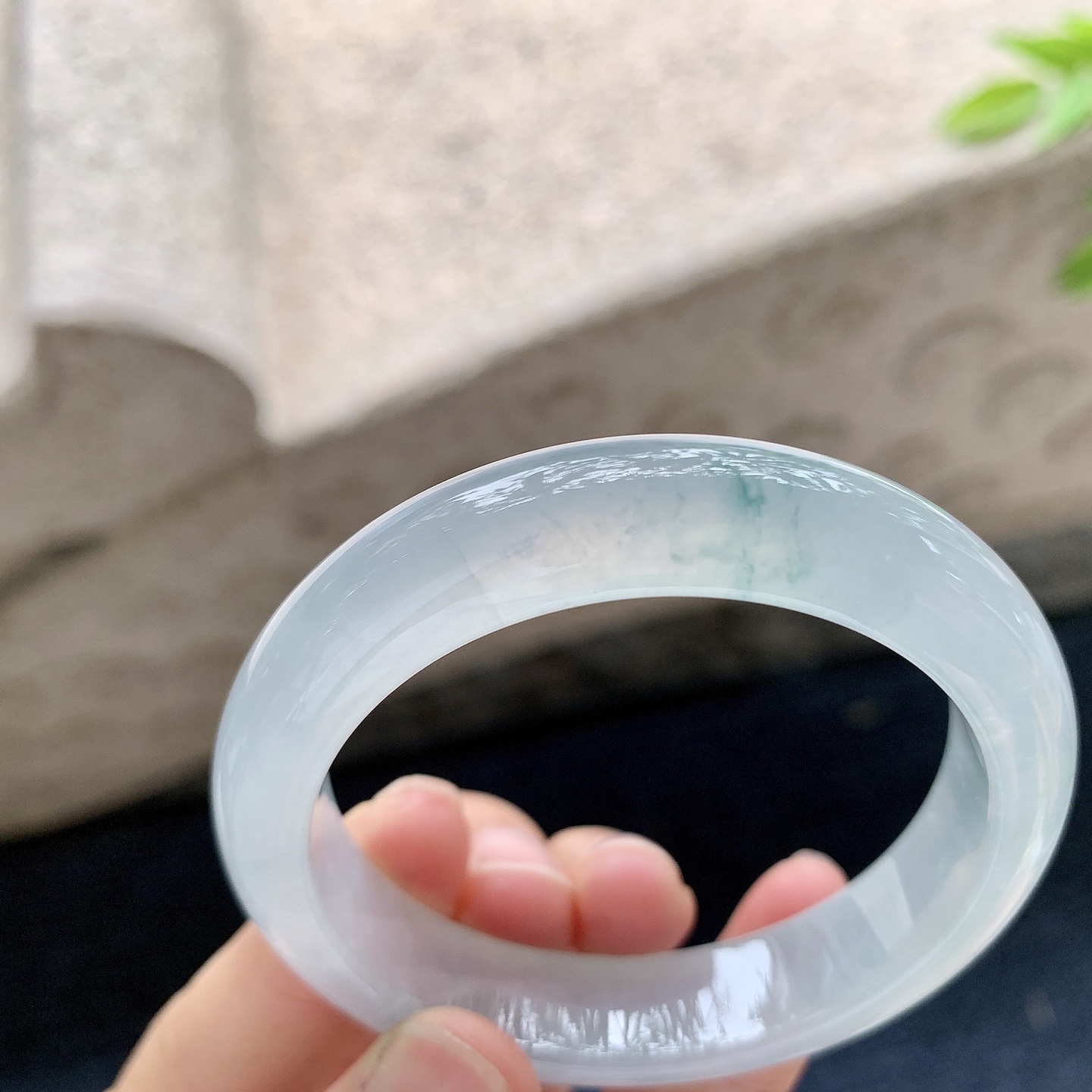 正圈49 50，圈口50.2/11.8/8，编码DZ080111，描述冰糯飘花，清透，水润，种老，细腻，有纹线
