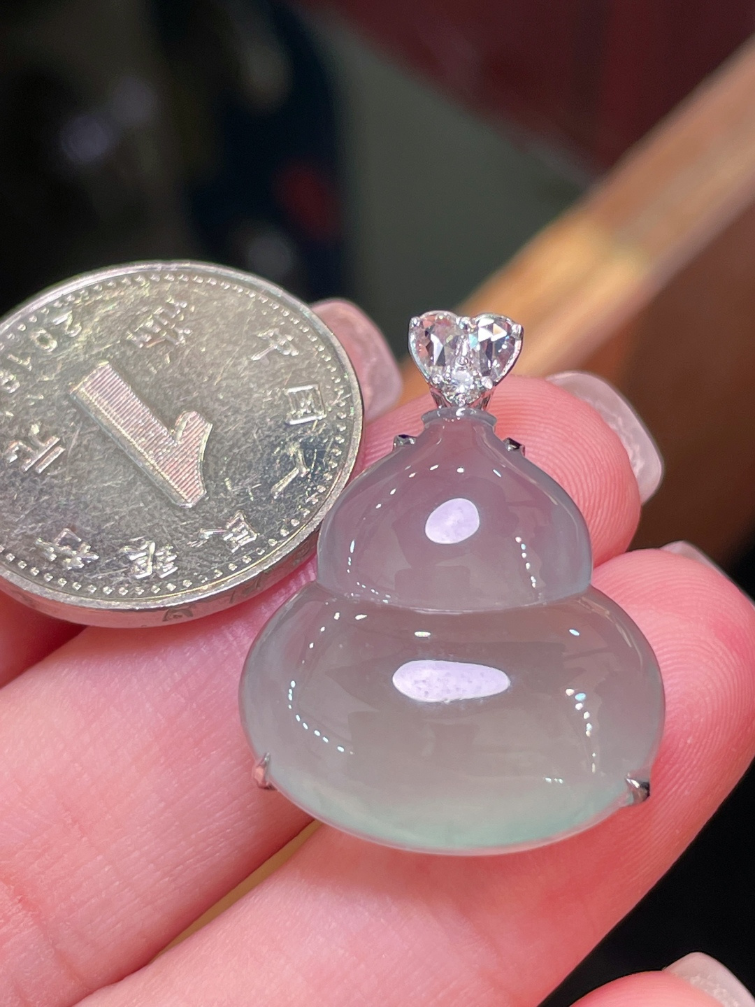 ️翡翠A货 葫芦吊坠，阳绿满色，料子冰润细腻，种老起光，18k金镶真钻，上身佩戴效果很好，尺寸如图，21-19.8-5.9