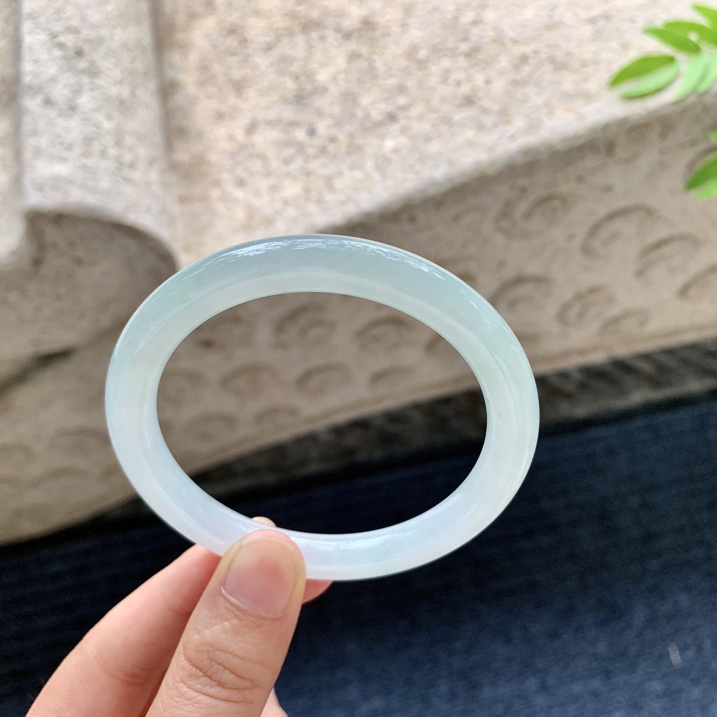 圆条55 56，圈口56.8/8.3/8.4，编码W6080127，细糯底色，水润，种老，细腻，无裂。