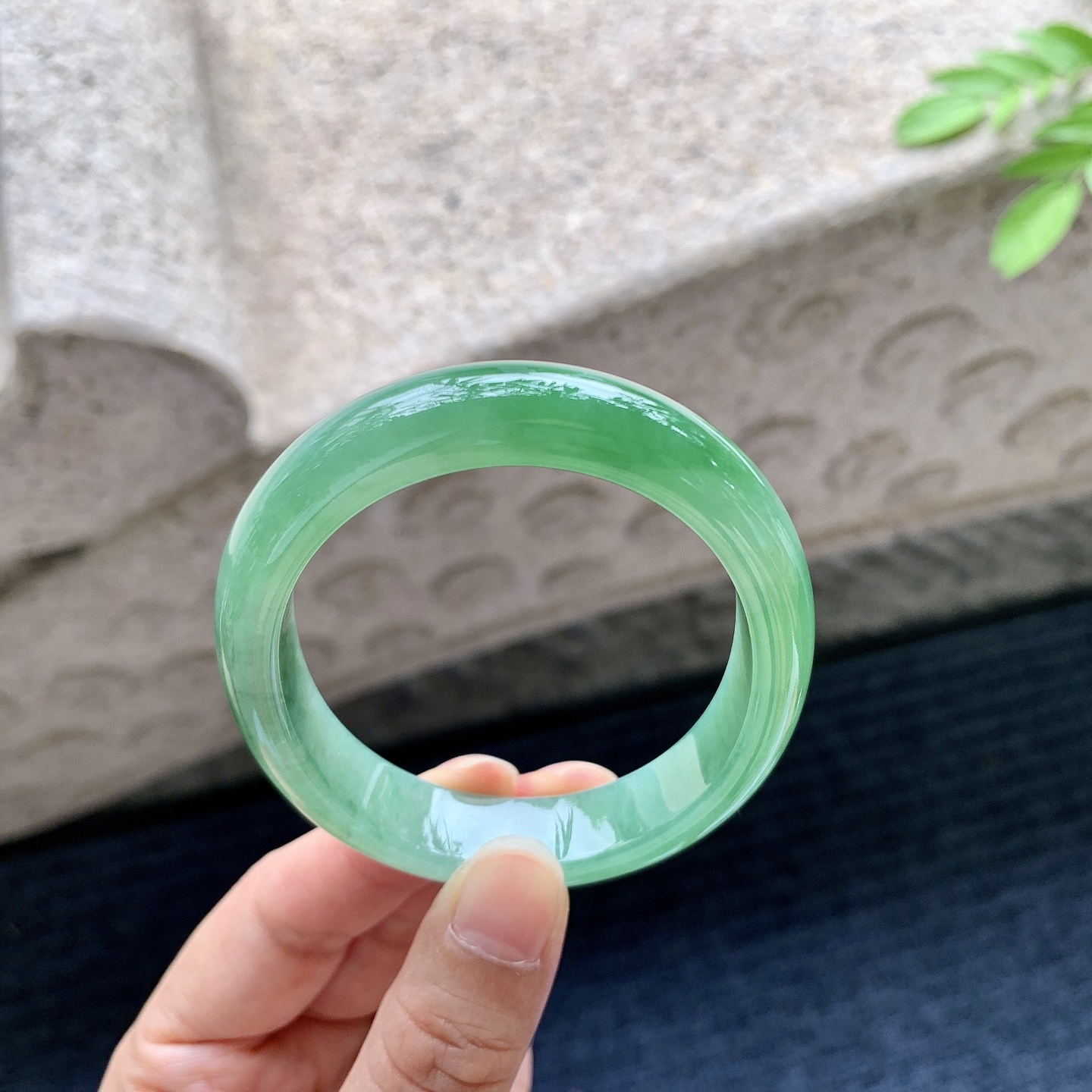 贵妃54 55，圈口55.4/48.4/11.7/7.3，编码AD073144，糯冰飘绿，水润，种老，细腻，无裂。