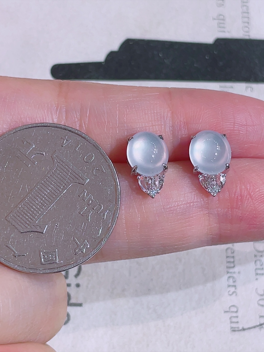 2号高冰玻璃种鸽子蛋耳钉,无裂,18k金镶嵌,种水,重金镶嵌,南非钻镶,厚装饱满,荧光四射,刚性十足,高端大气,性比高,整体11.6-6.8-5.8裸石7.6-6.8