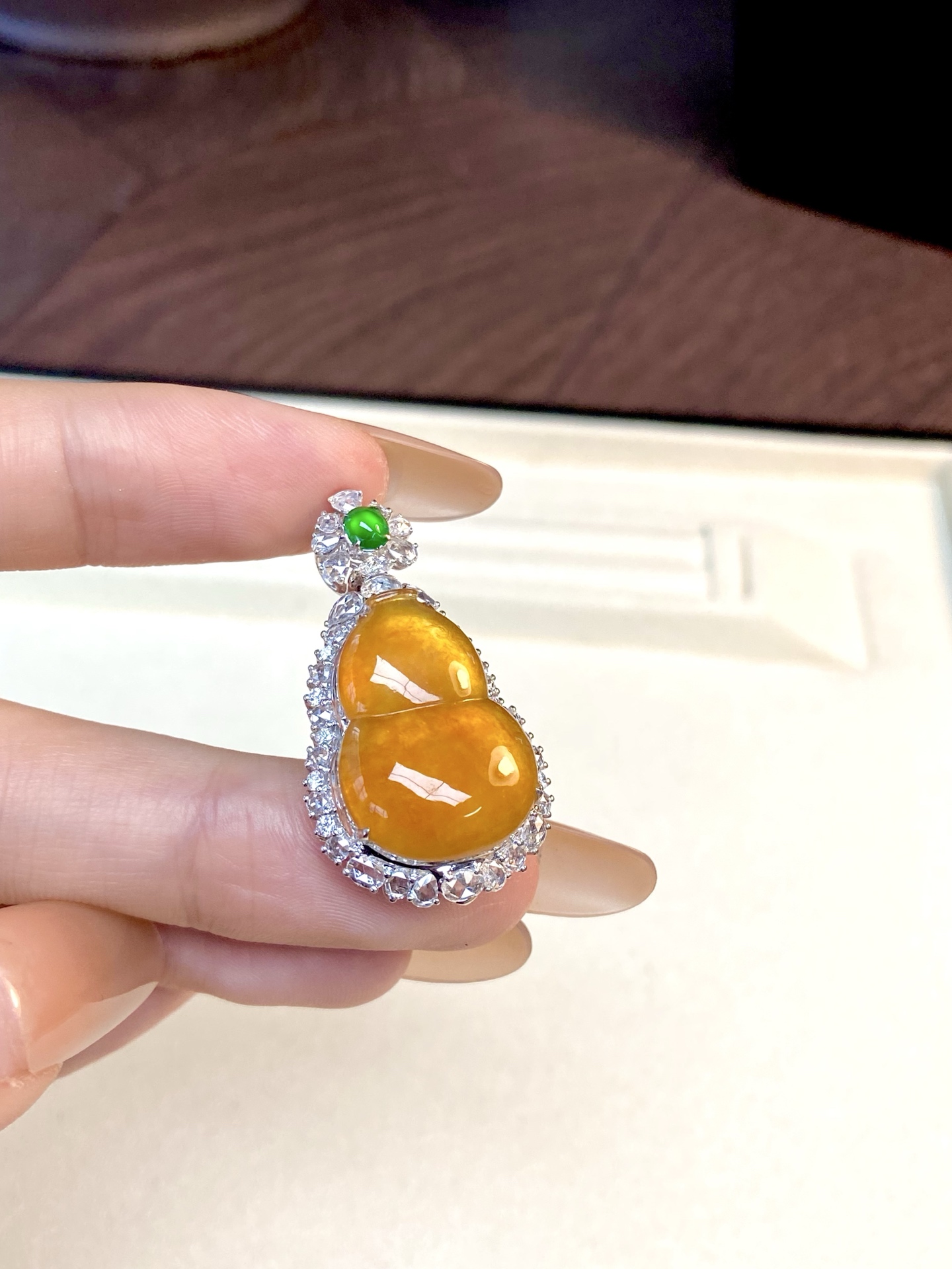 冰种黄翡葫芦吊坠，明媚招财色，自带莹润光泽，小口大肚福气相，福禄满满，上身衬肤显贵：36.1-20.2-11.7，裸石：22.1-15.6-5.6mm，无裂。