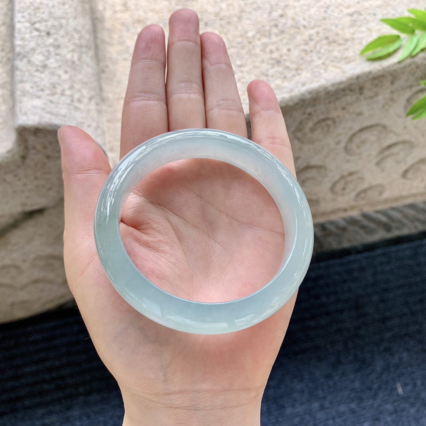 正圈57 58，圈口58/12.8/8.3，编码B2080103，描述冰糯晴绿、水润，种老，细腻，无