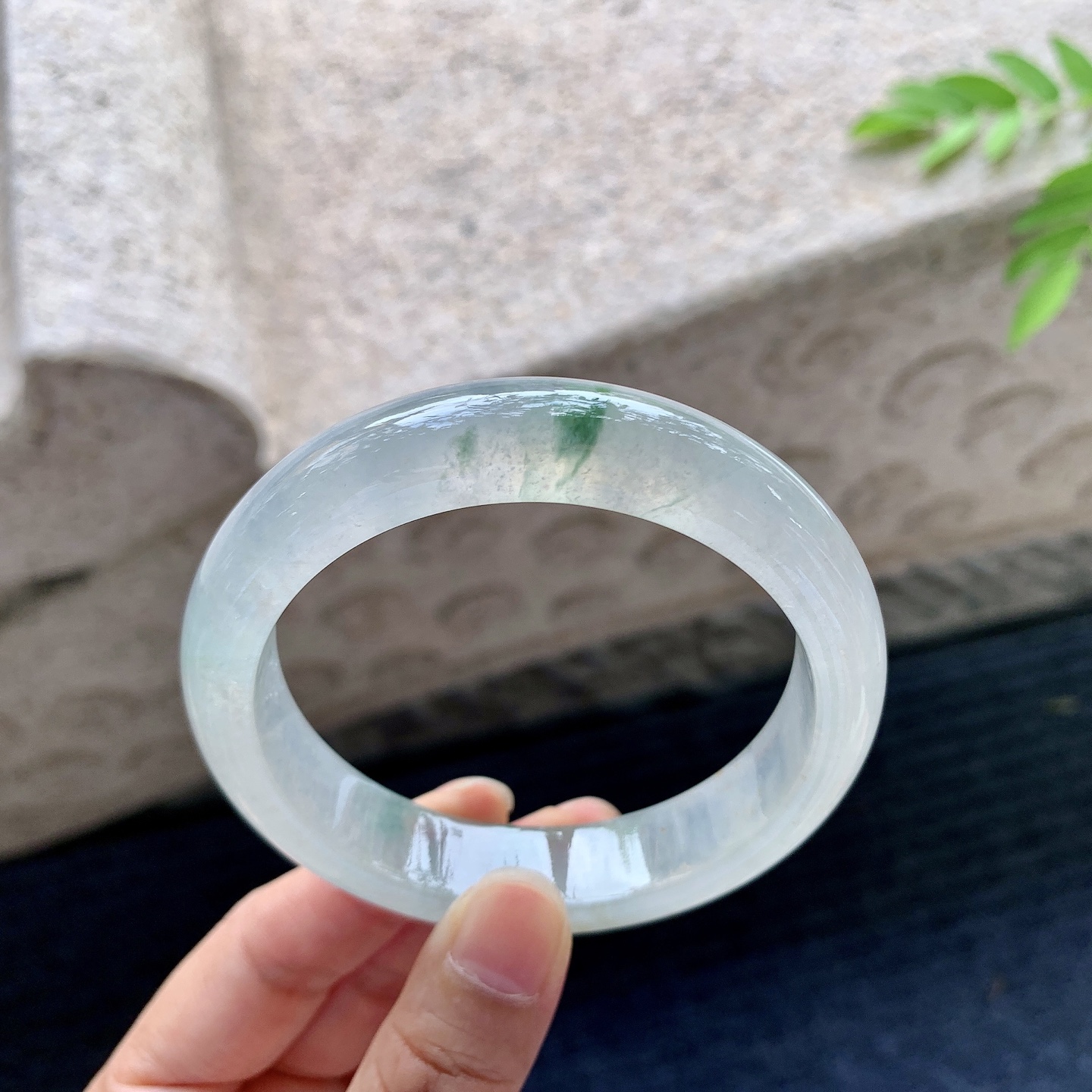 正圈56 57，圈口57/13/8.2，编码BA073082，描述冰糯飘绿，清透，水润，种老，细腻，打灯有棉线
