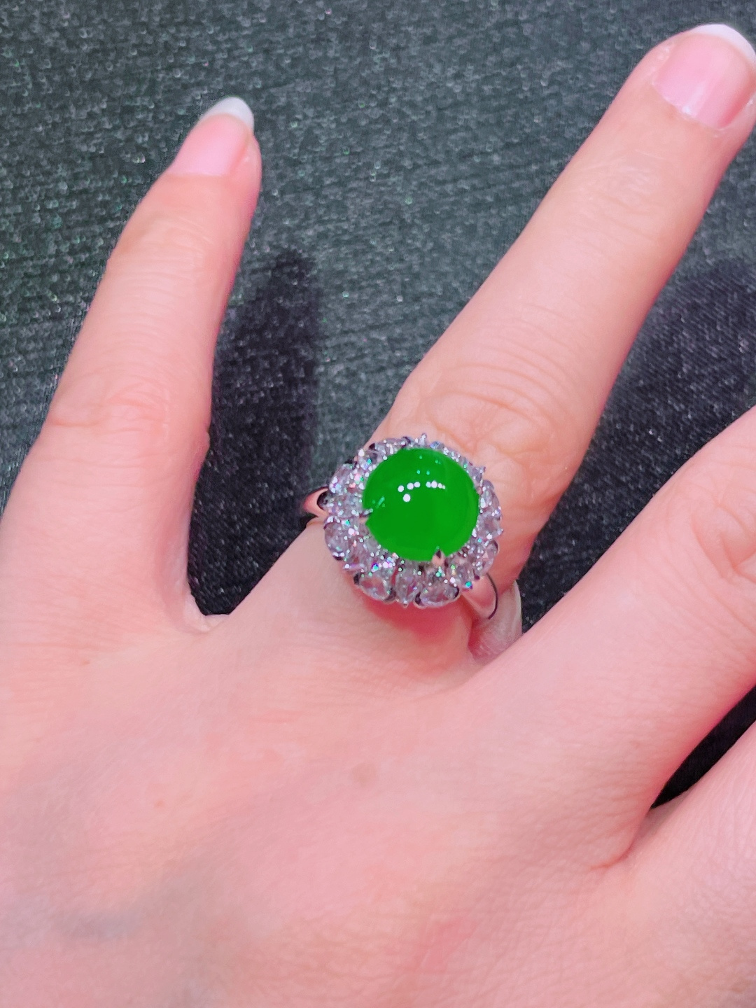 高冰绿蛋面戒指 晶莹剔透，新颖时尚，品相，10-4
