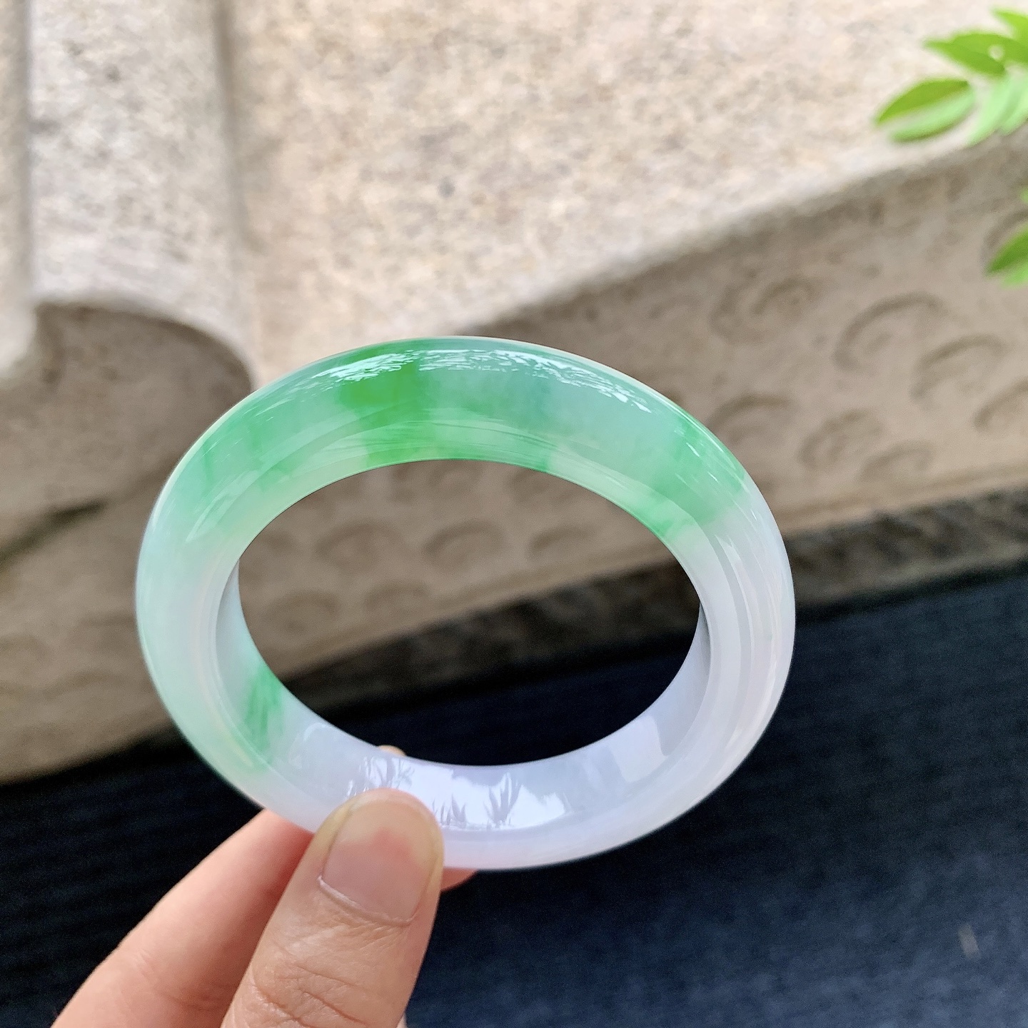 正圈53 54，圈口54.2/12.1/10.1，编码XY080126，冰糯春彩，飘阳绿，水润，种老，细腻，无裂。