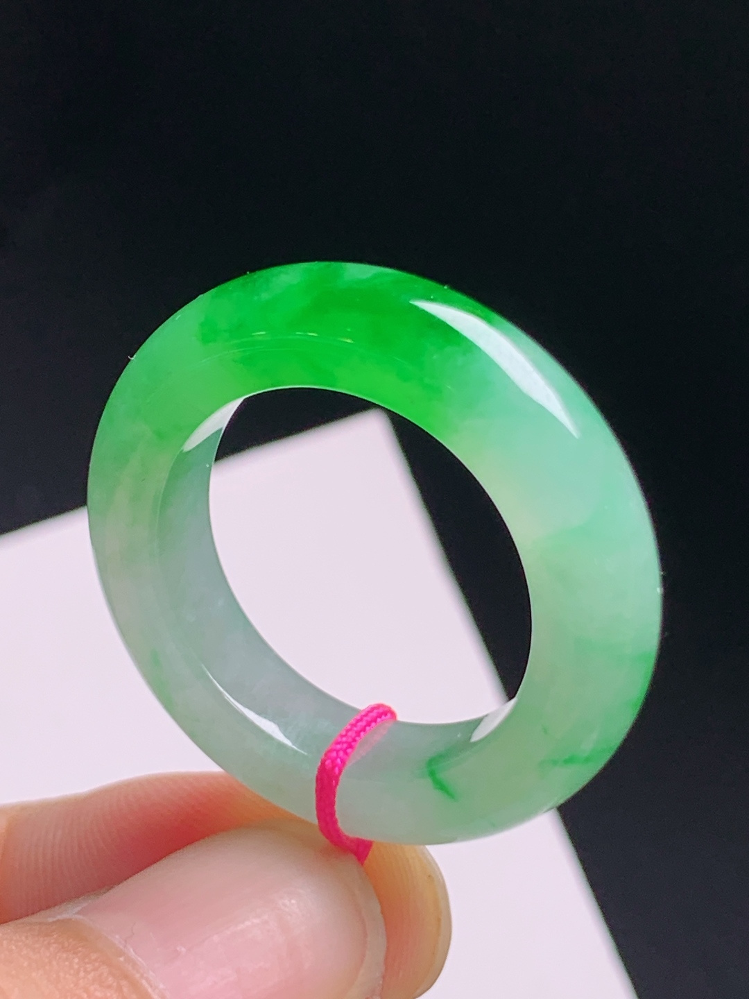 ️ 冰飘阳绿指环戒圈，色带鲜阳过渡自然，温润饱满贵气十足，裸石27.5-5.6-5，圈口17，110727