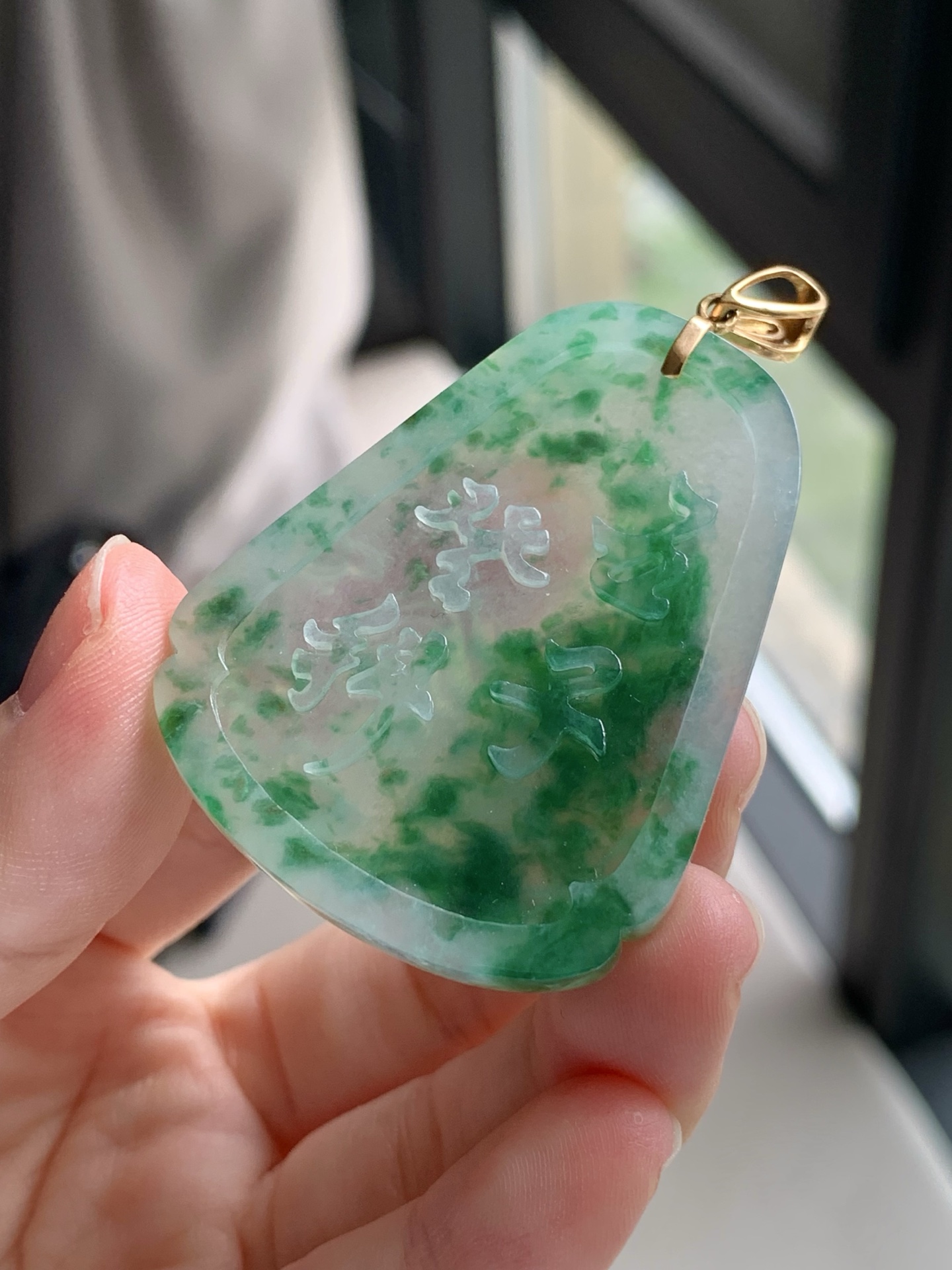 【18k金镶嵌生肖鸡牌吊坠】飘花灵动，种老细腻形体佳尺寸：成品：56.5*36*5.6，裸石：45.8*36*5.6,a38731