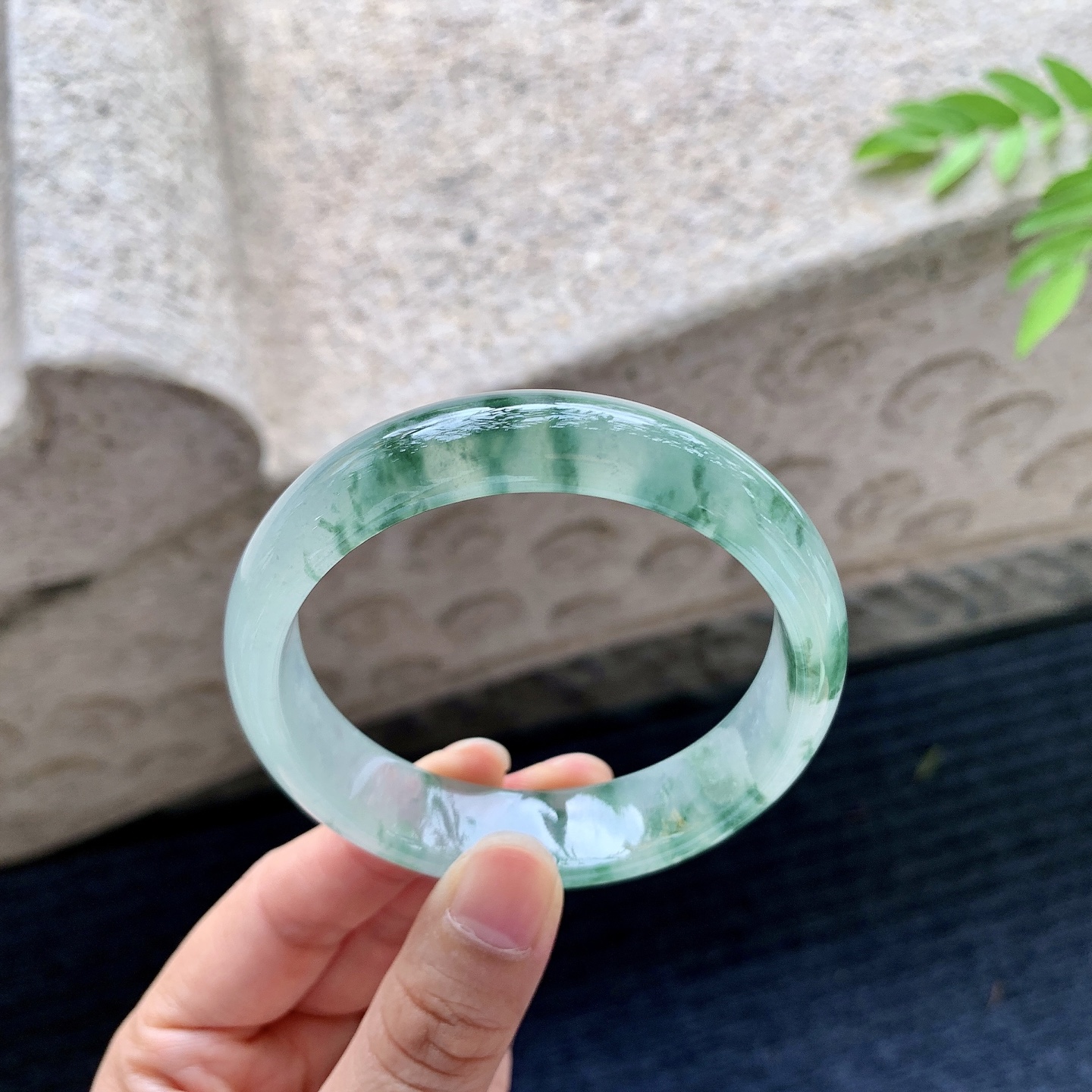 正圈55 56，圈口56.3/14/7.5，编码Q5073052，冰种飘花，清透，水润，种老，细腻，无裂。