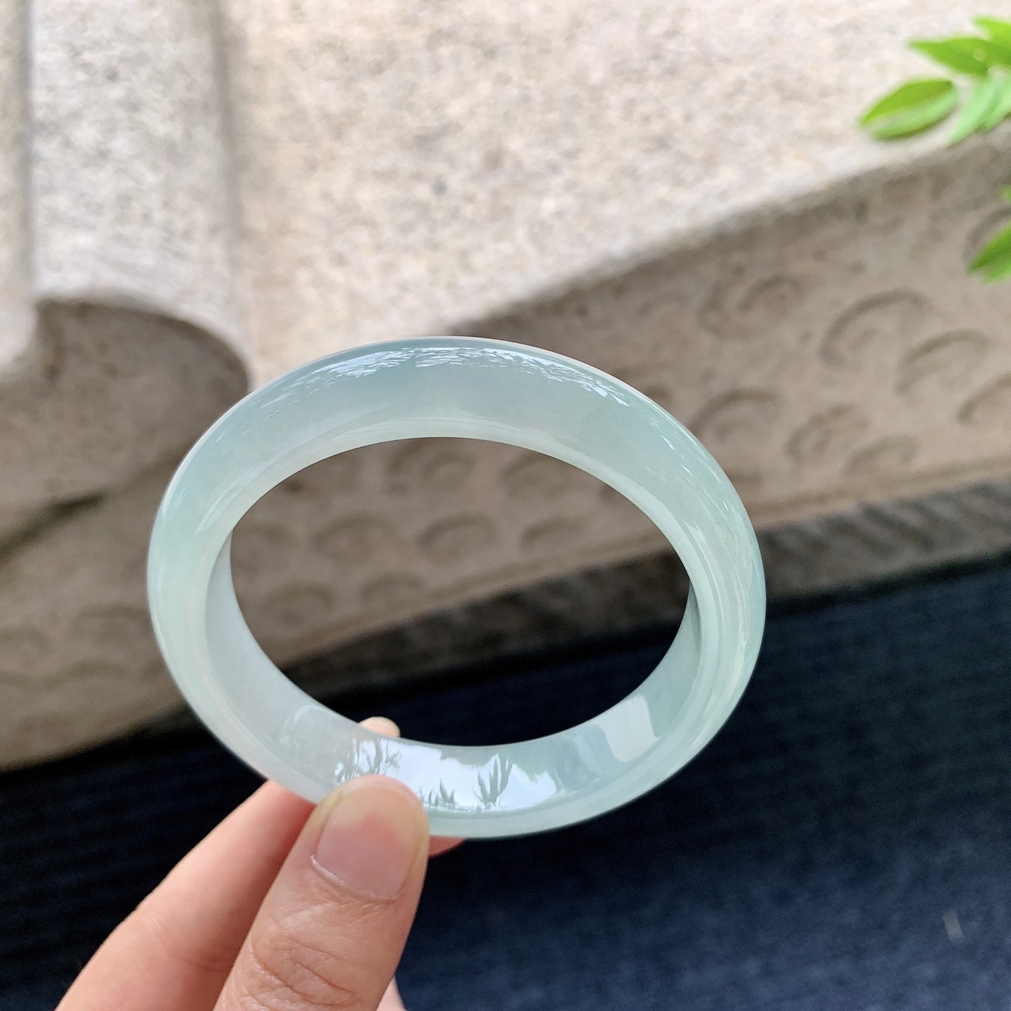 正圈57 58，圈口58/12.8/8.3，编码B2080103，描述冰糯晴绿、水润，种老，细腻，无裂。