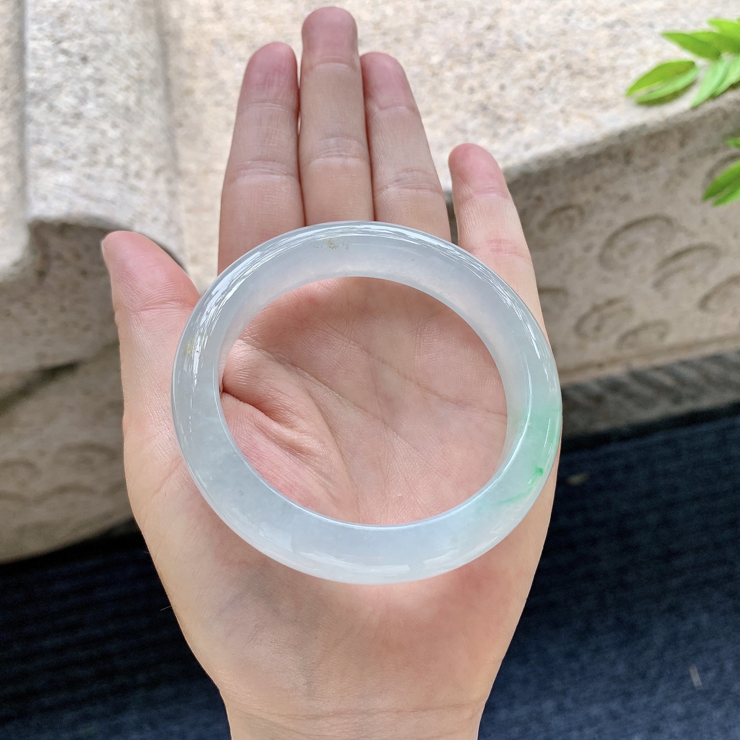 正圈53 54，圈口54.5/12.5/8.2，编码TB080139，冰糯飘绿，水润，种老，细腻，无裂。