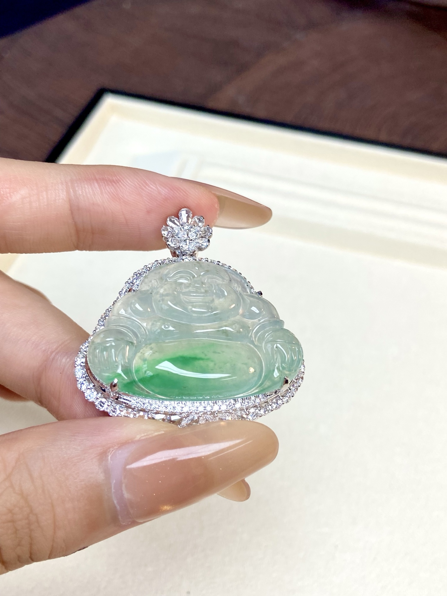 高冰种飘绿佛公吊坠，种水，丝缕飘绿更添灵韵，福肚圆润藏金，听说戴佛的女生运势都很不错：39.2-37.2-12.1，裸石：33.5-23.3-5.1mm，无裂。