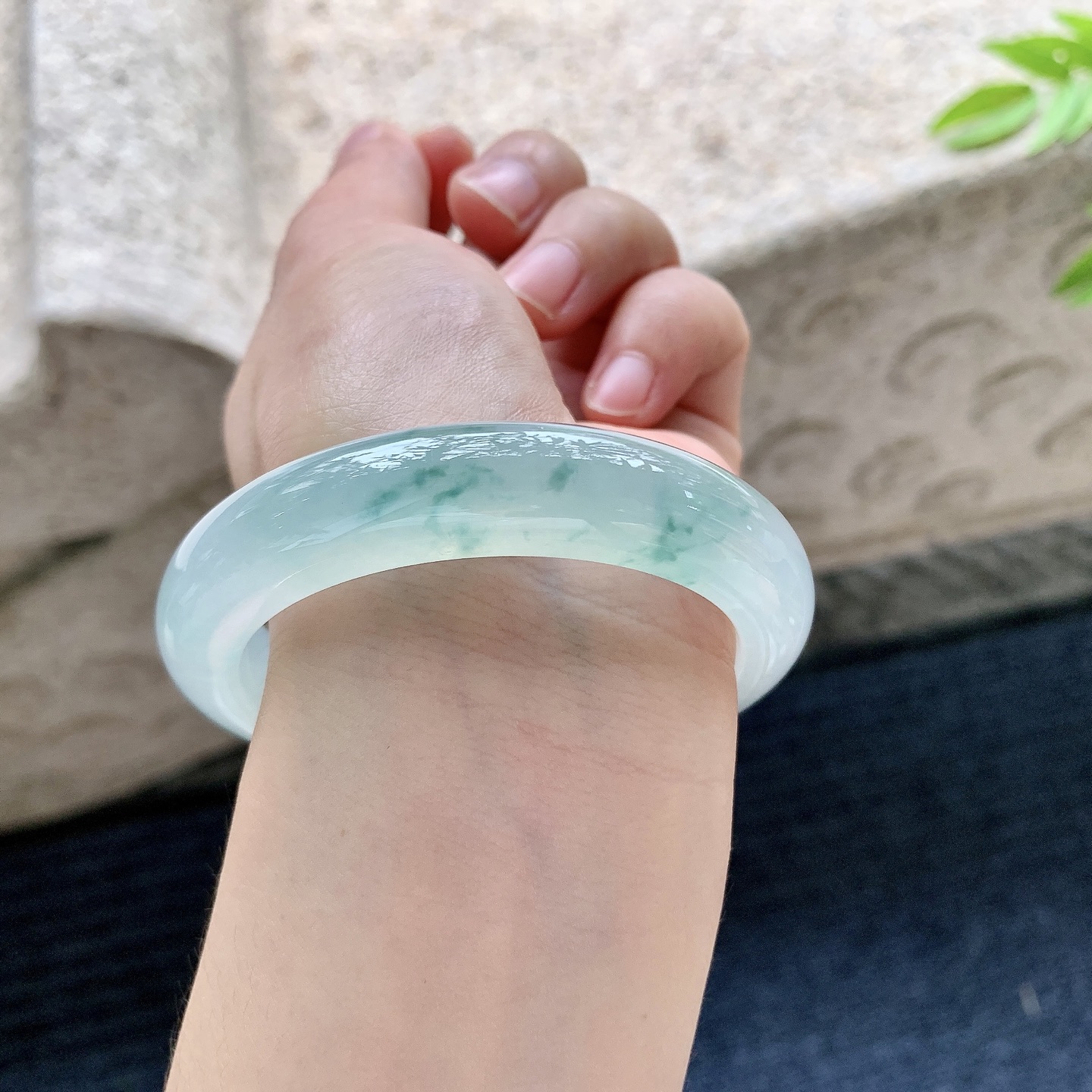 正圈54 55，圈口55.4/12.3/9.2，编码T6080138，冰糯飘花，清透，水润，种老，细腻，无裂。