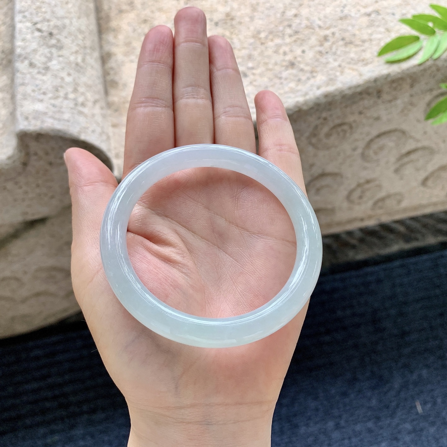 圆条55 56，圈口56.8/8.3/8.4，编码W6080127，细糯底色，水润，种老，细腻，无裂。