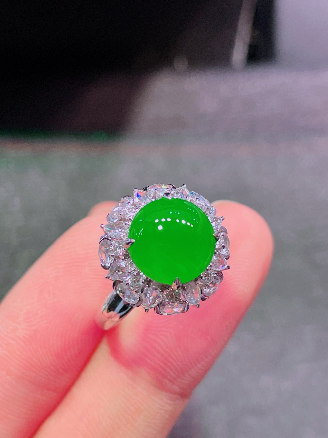 高冰绿蛋面戒指 晶莹剔透，新颖时尚，品相，10-4