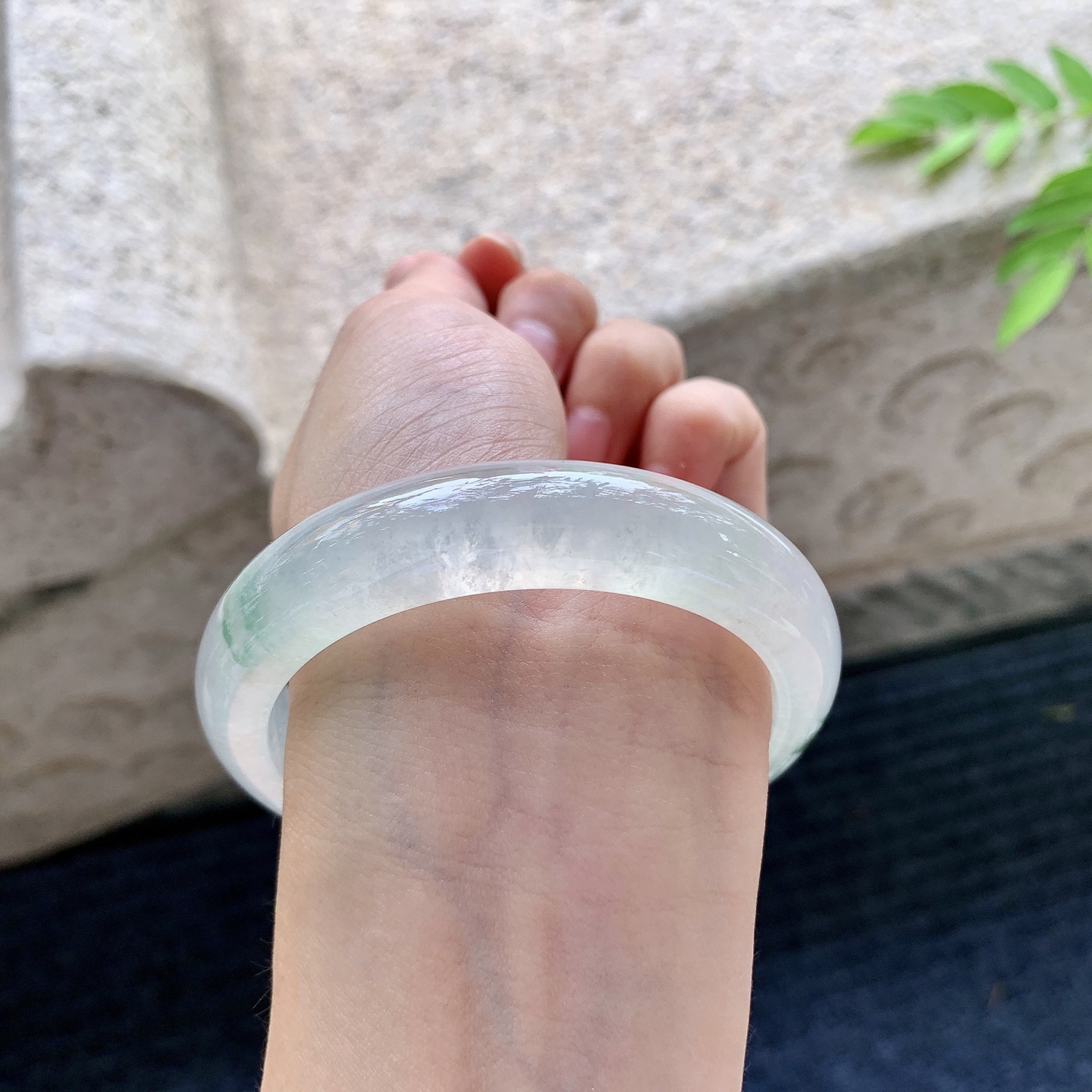 正圈56 57，圈口57/13/8.2，编码BA073082，描述冰糯飘绿，清透，水润，种老，细腻，打灯有棉线
