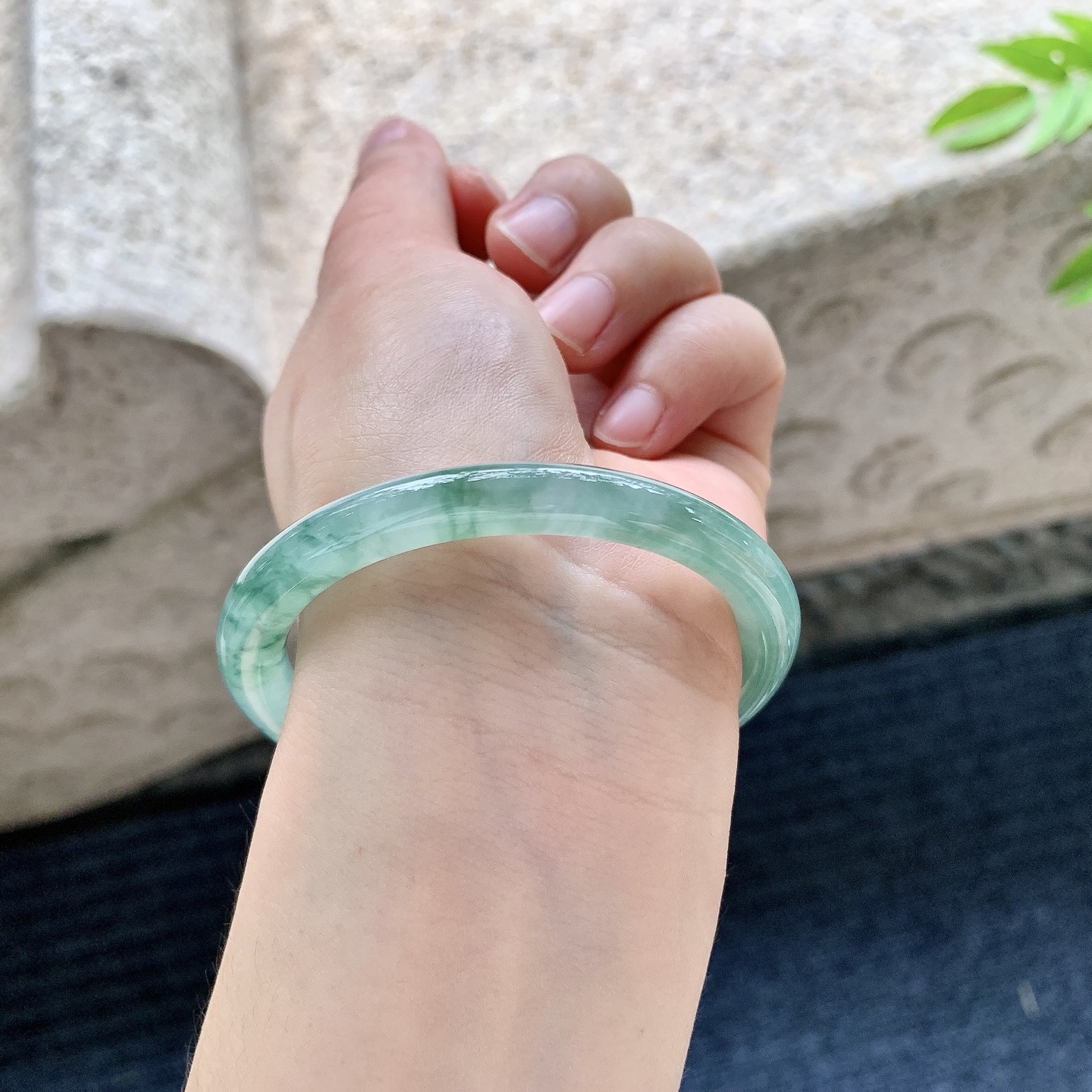 圆条51 52，圈口52.7/6.9/7.6，编码DJ080120，糯冰飘花，水润，种老，细腻，无裂。