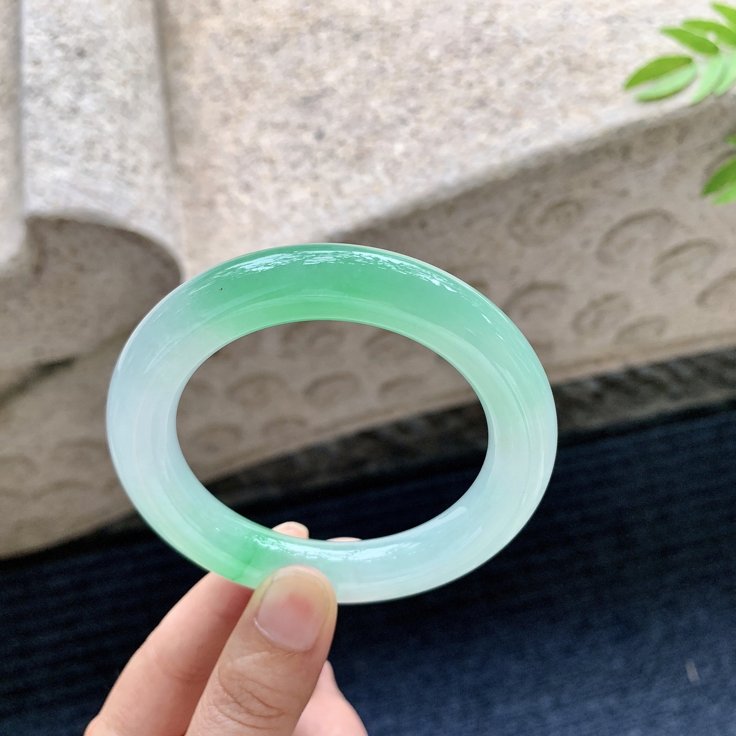 圆条54 55，圈口55.5/11.5/11.4，编码GN080132，冰糯阳绿，水润，种老，细腻，无裂。