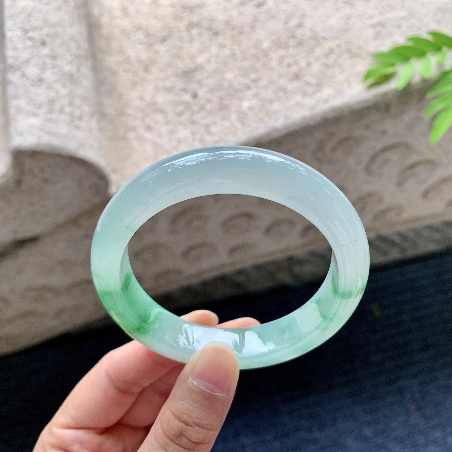 正圈54 55，圈口55.4/12.2/8.7，编码B2073005，描述冰糯飘绿，水润，种老，细腻，打灯有纹线