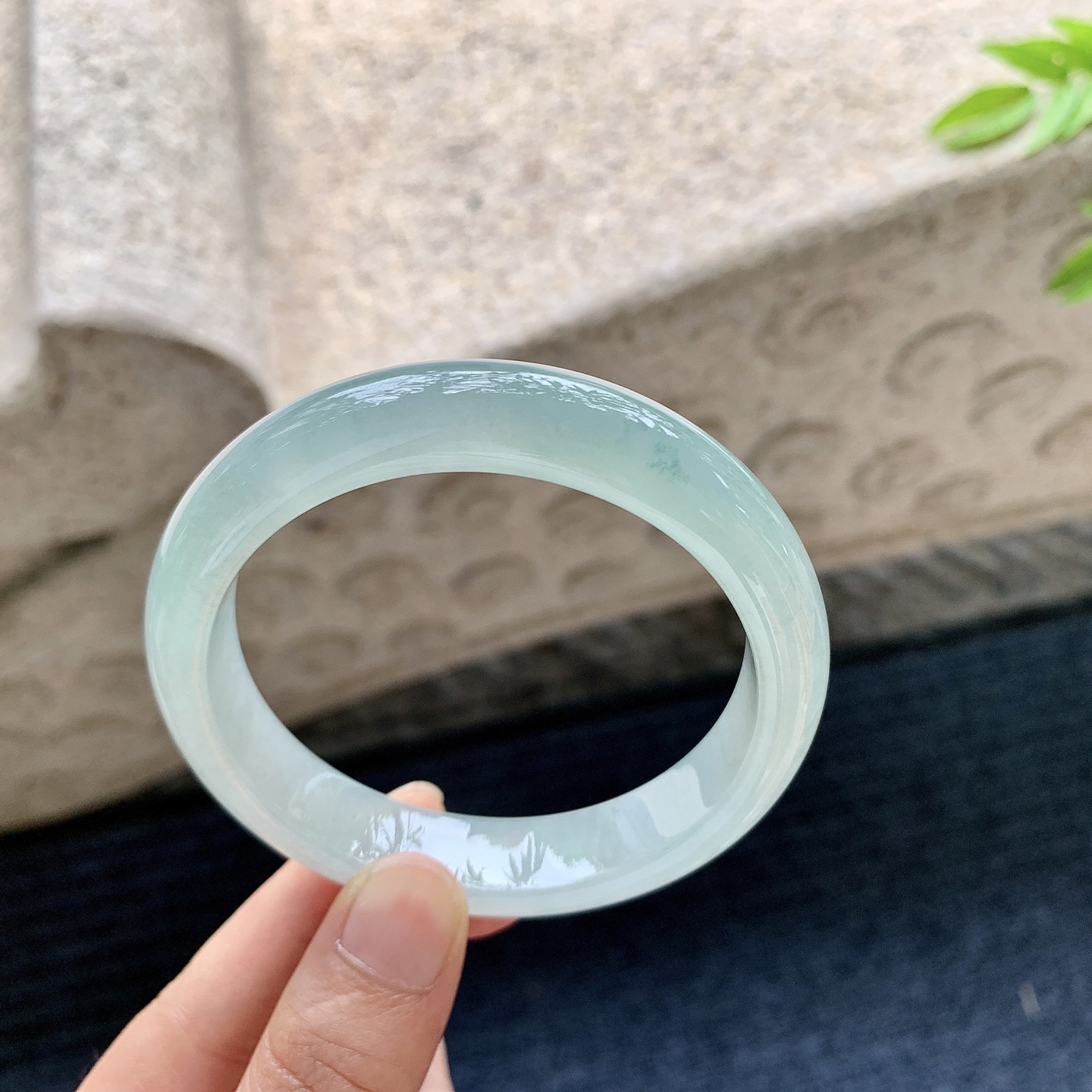 正圈57 58，圈口58/12.8/8.3，编码B2080103，描述冰糯晴绿、水润，种老，细腻，无裂。