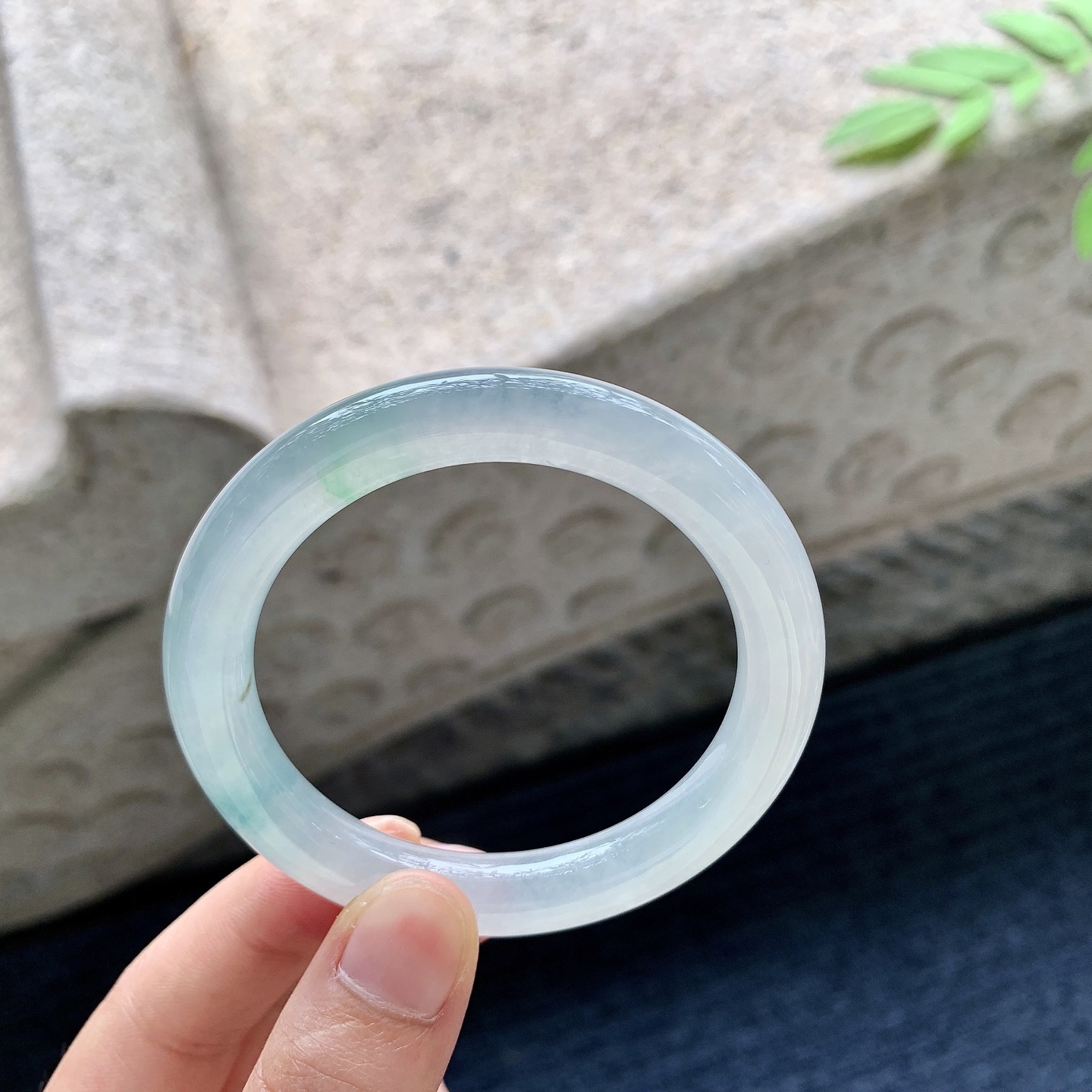 圆条55 56，圈口51/8.8/9，编码B2071762，描述：糯冰飘绿，水润，种老，细腻，有棉絮