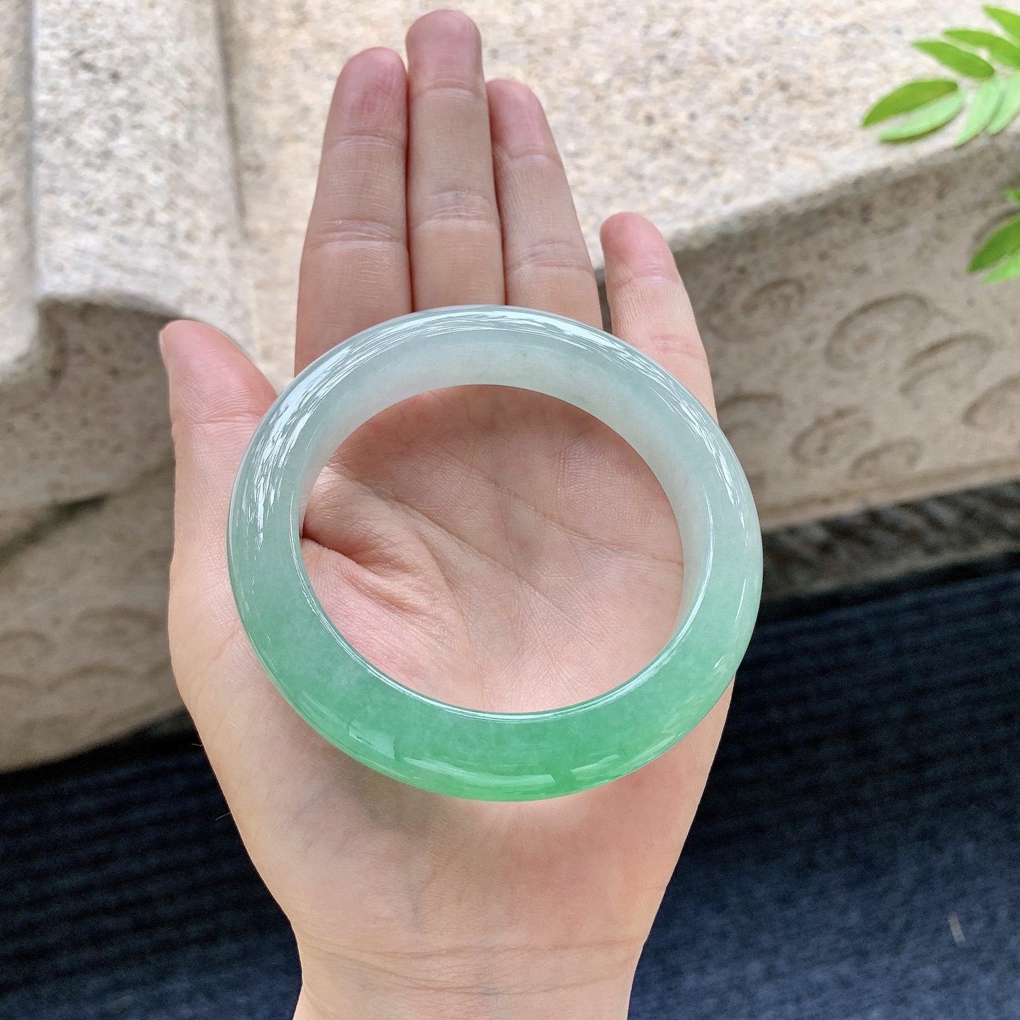 正圈54 55，圈口55.7/12.2/9.7，编码XY080124，冰糯阳绿，水润，种老，细腻，无裂