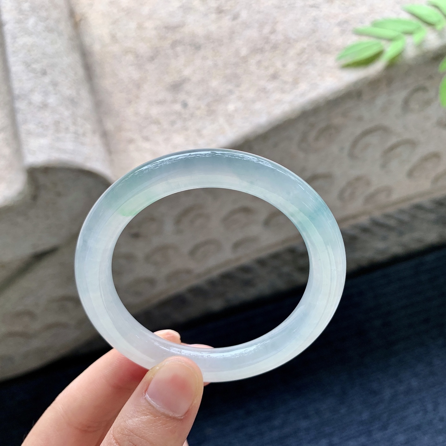 圆条55 56，圈口51/8.8/9，编码B2071762，描述：糯冰飘绿，水润，种老，细腻，有棉絮
