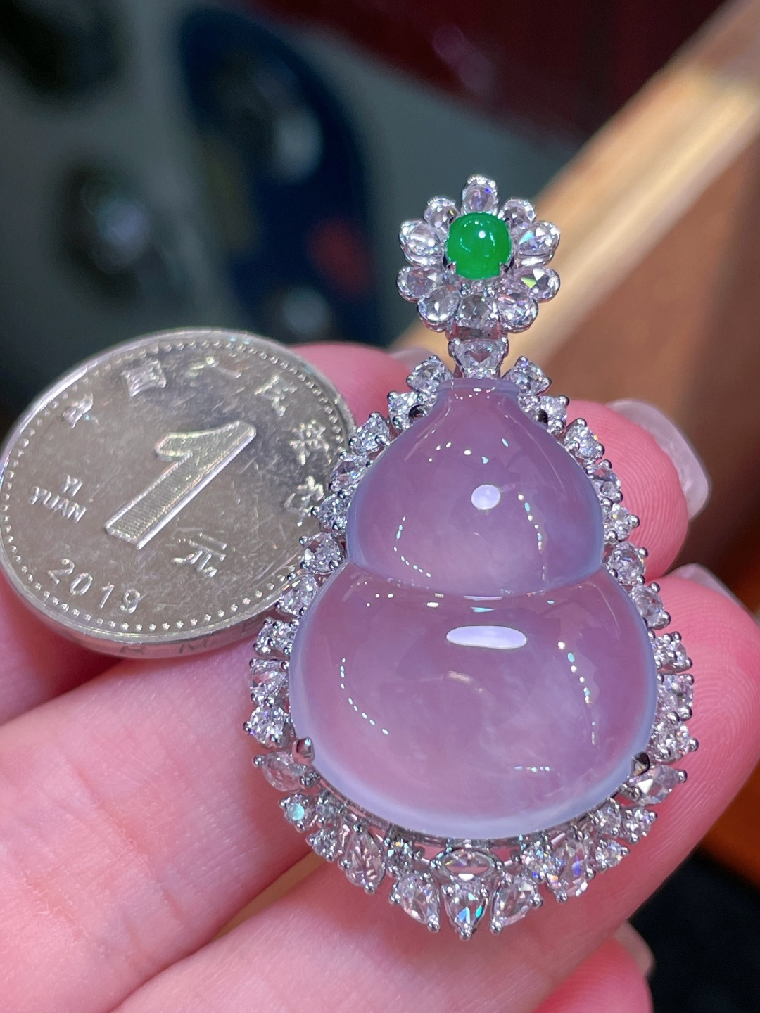 ️翡翠A货 葫芦吊坠，冰种起光，料子冰润细腻，种老起光，18k金镶真钻，上身佩戴效果很好，尺寸如图，41.2-23.6-13.2