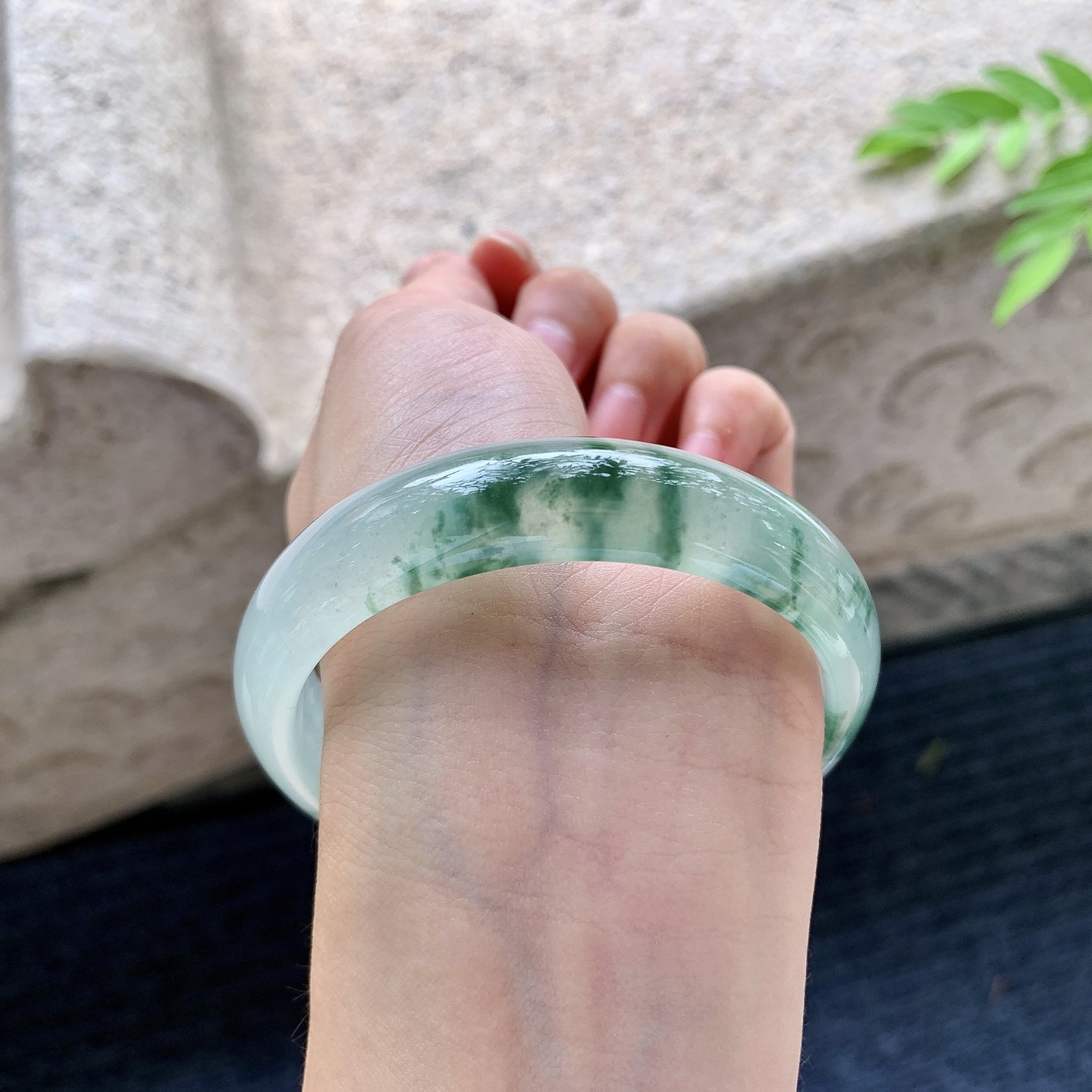 正圈55 56，圈口56.3/14/7.5，编码Q5073052，冰种飘花，清透，水润，种老，细腻，无裂。