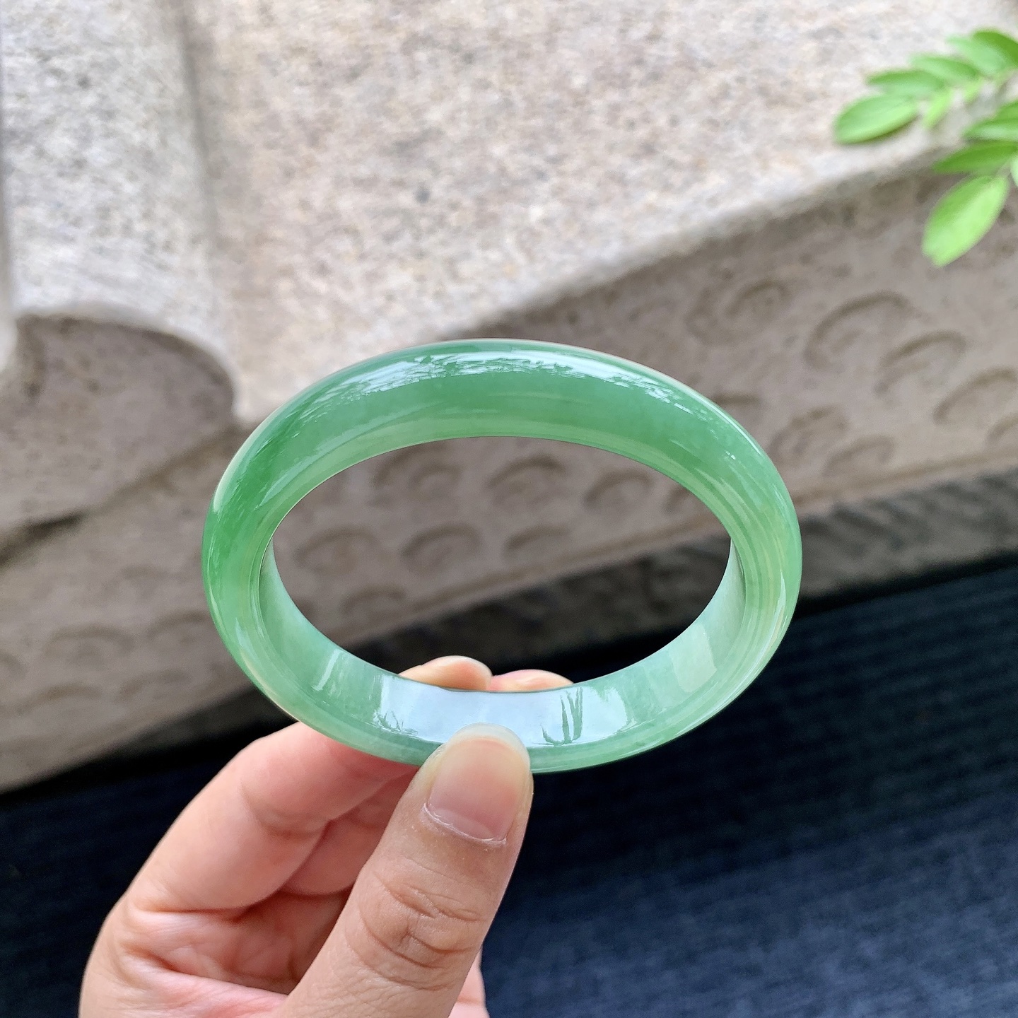 贵妃54 55，圈口55.4/48.4/11.7/7.3，编码AD073144，糯冰飘绿，水润，种老，细腻，无裂。