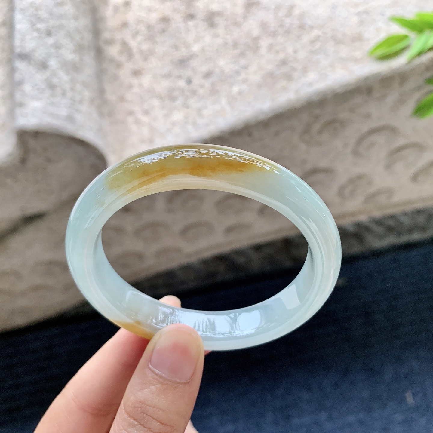 糯冰飘黄翡，水润，种老，细腻，有纹线