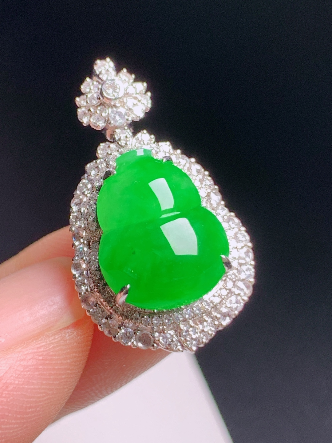 冰辣绿葫芦吊坠，色泽浓郁均匀饱满，重金镶钻贵气十足