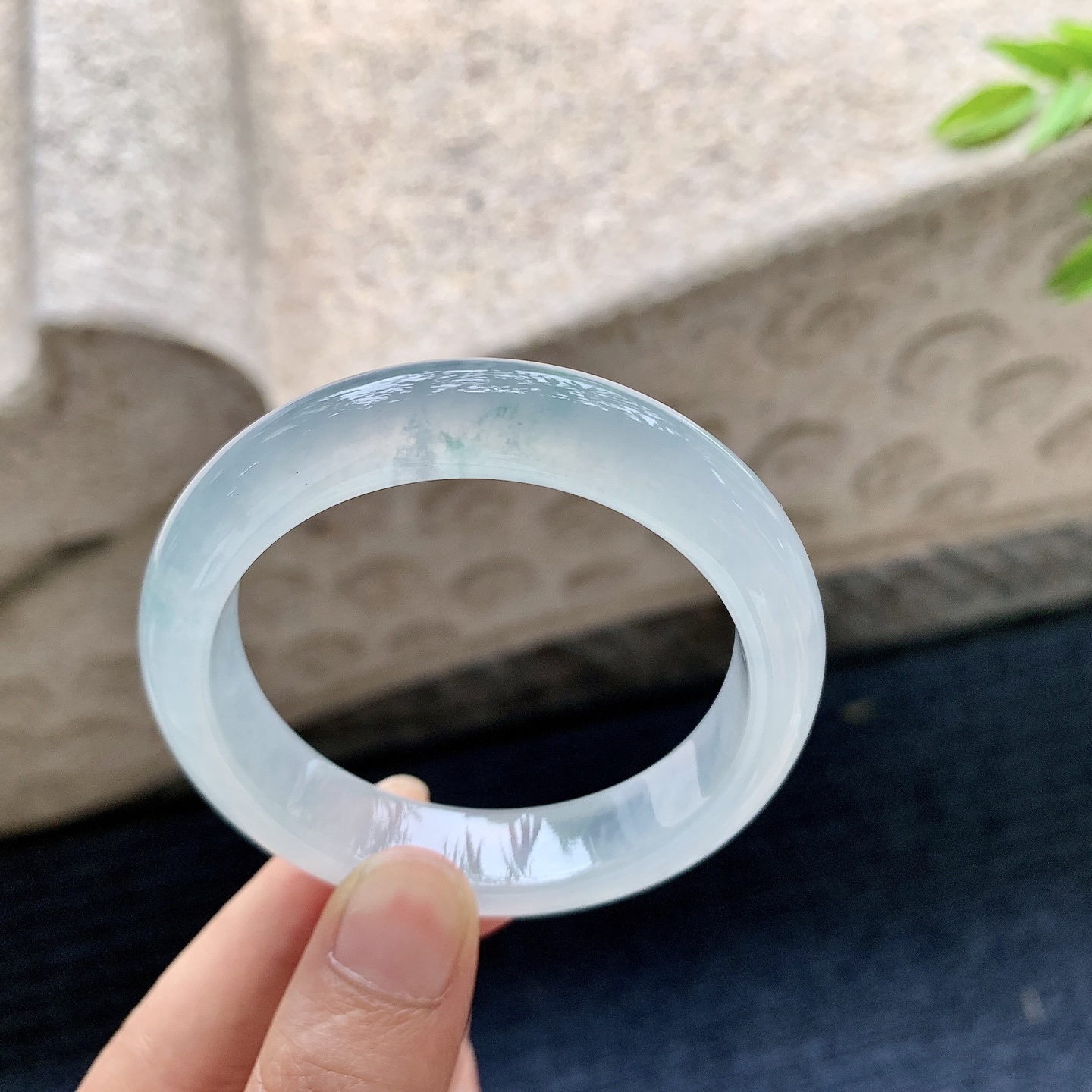 正圈49 50，圈口50.2/11.8/8，编码DZ080111，描述冰糯飘花，清透，水润，种老，细腻，有纹线