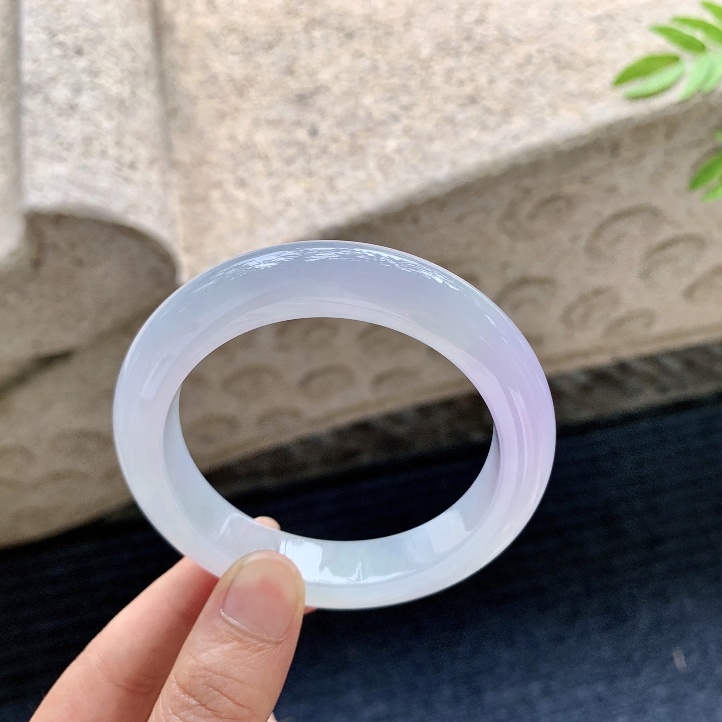 正圈54 55，圈口55.6/11.7/9.7，编码GN080133，冰糯种，水润，种老，细腻，无裂。