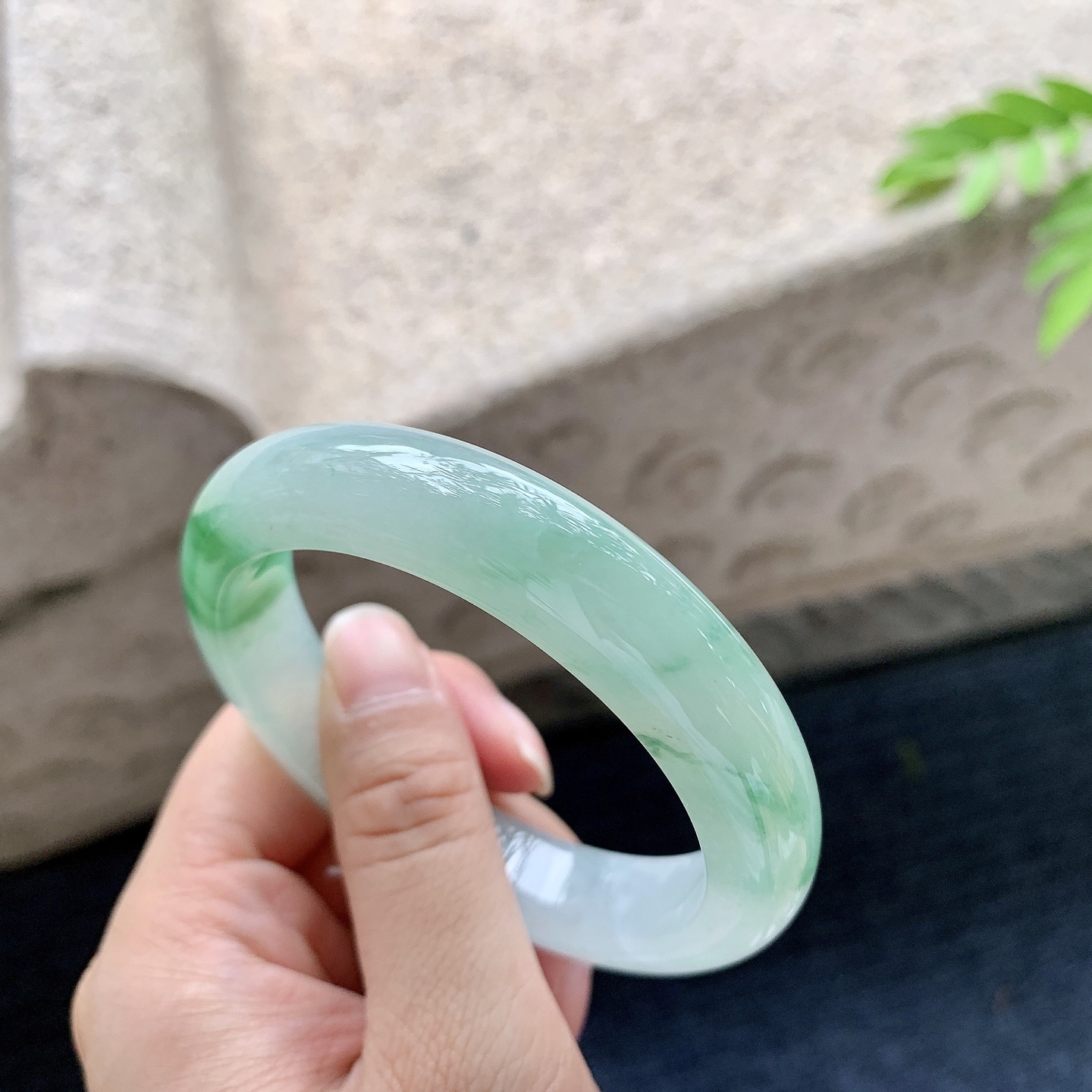 正圈54 55，圈口55.4/12.2/8.7，编码B2073005，描述冰糯飘绿，水润，种老，细腻，打灯有纹线