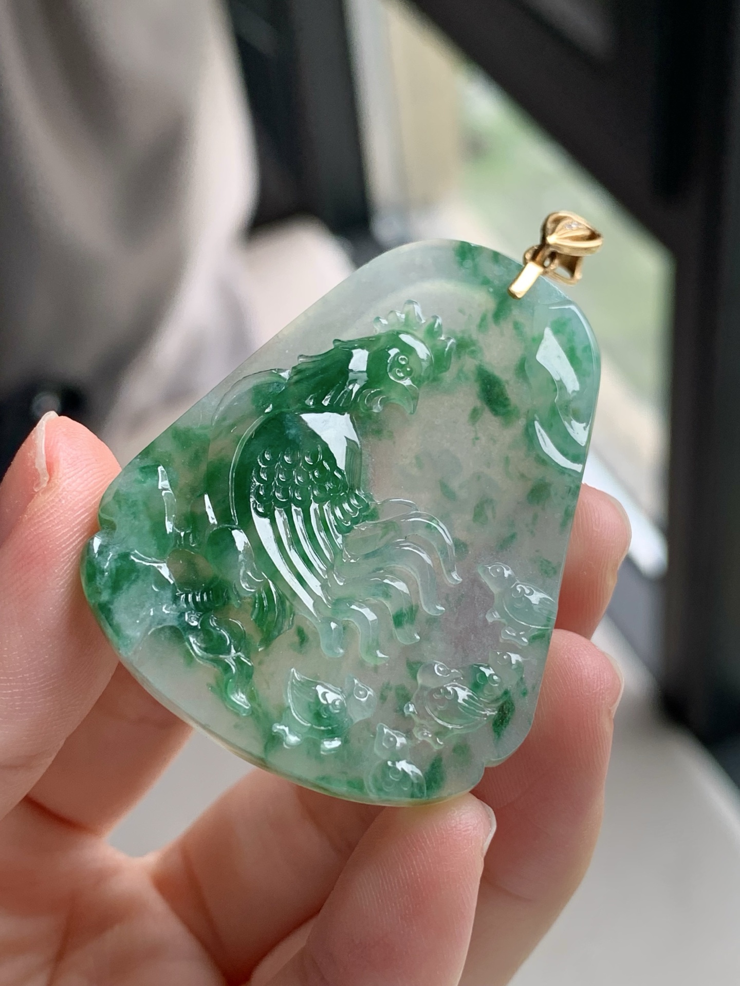 【18k金镶嵌生肖鸡牌吊坠】飘花灵动，种老细腻形体佳尺寸：成品：56.5*36*5.6，裸石：45.8*36*5.6,a38731