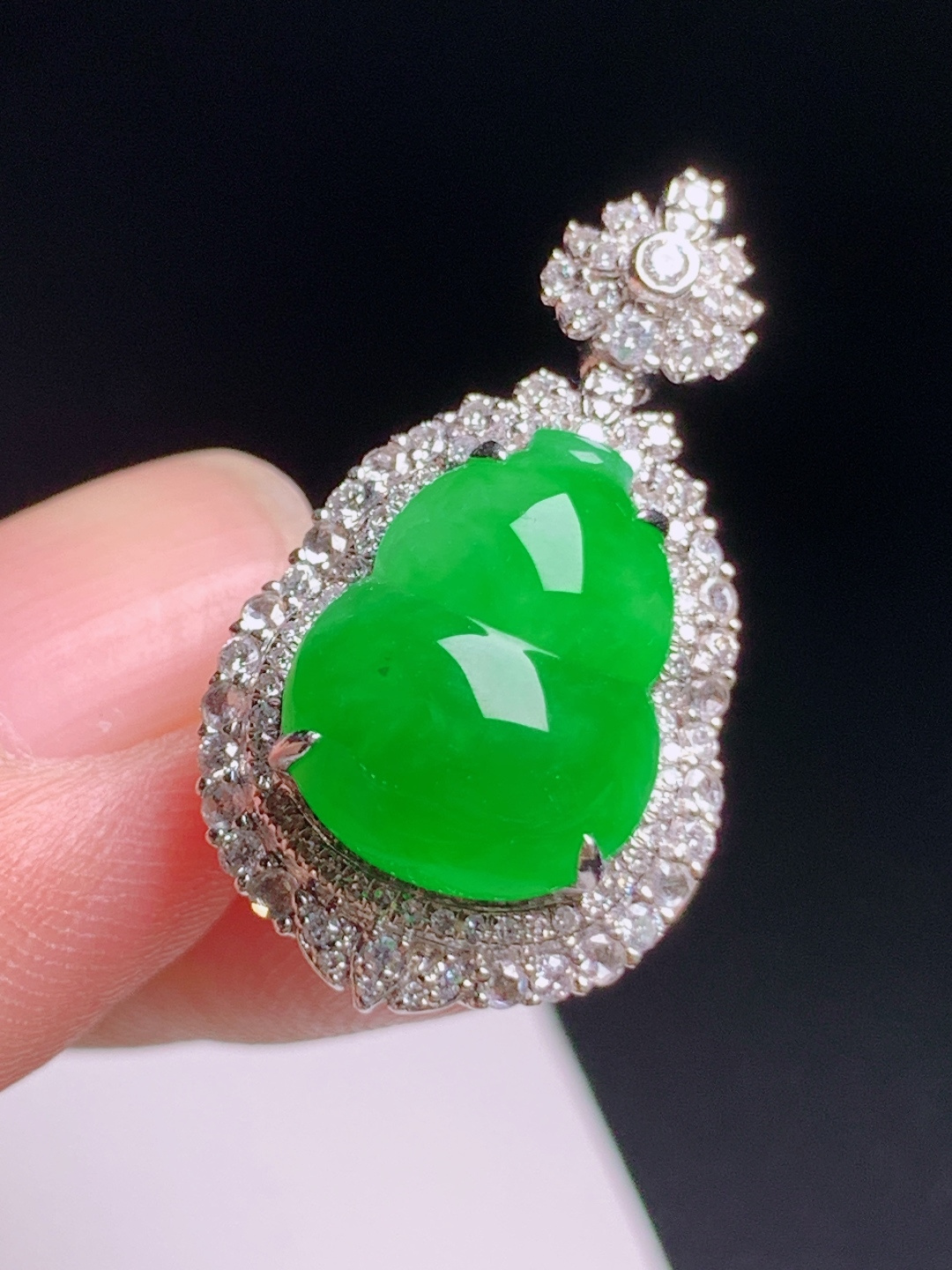 冰辣绿葫芦吊坠，色泽浓郁均匀饱满，重金镶钻贵气十足