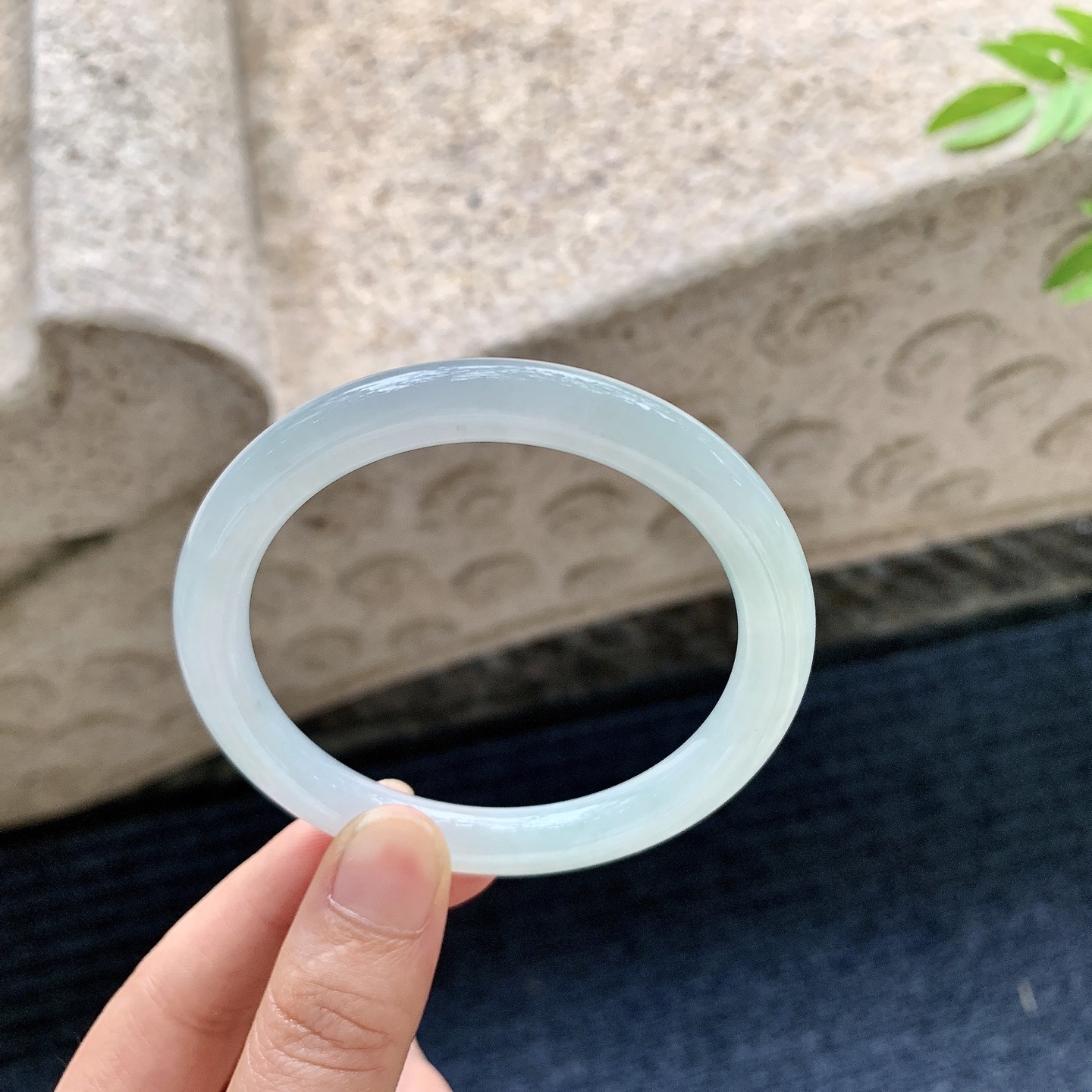 圆条55 56，圈口56.8/8.3/8.4，编码W6080127，细糯底色，水润，种老，细腻，无裂。