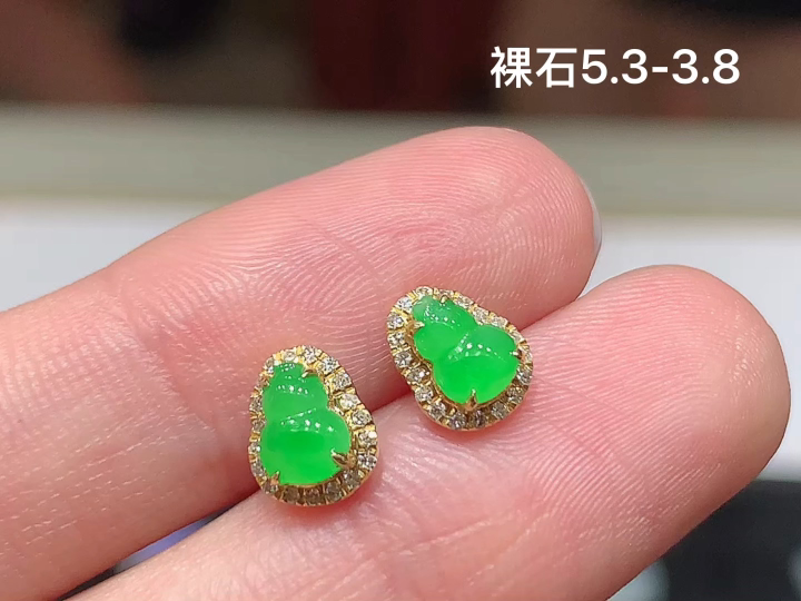 18K 阳绿葫芦耳钉,无裂,尺寸5.3-3.8